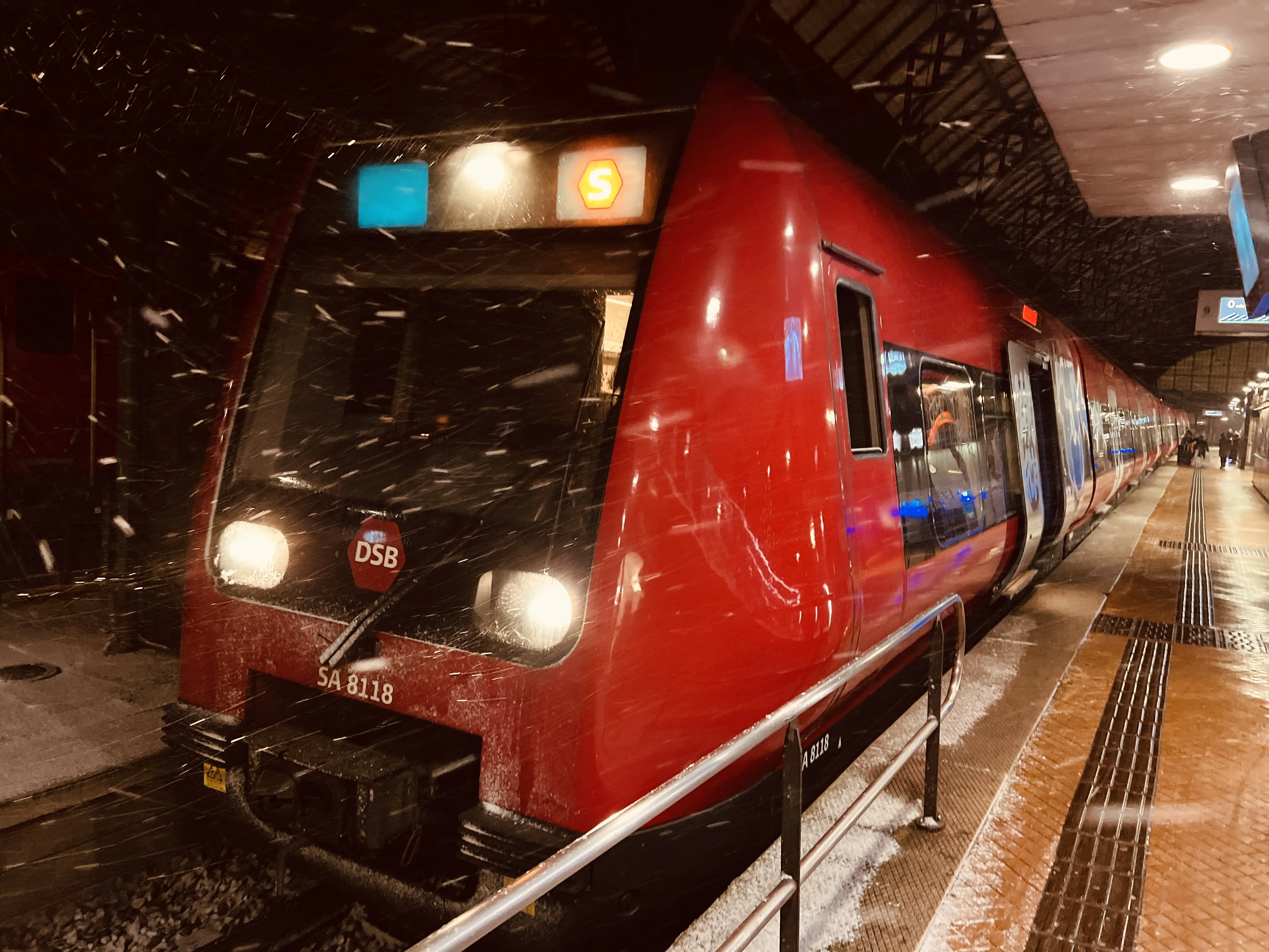 Billede af DSB SA 8118 fotograferet ud for København Hovedbanegård.