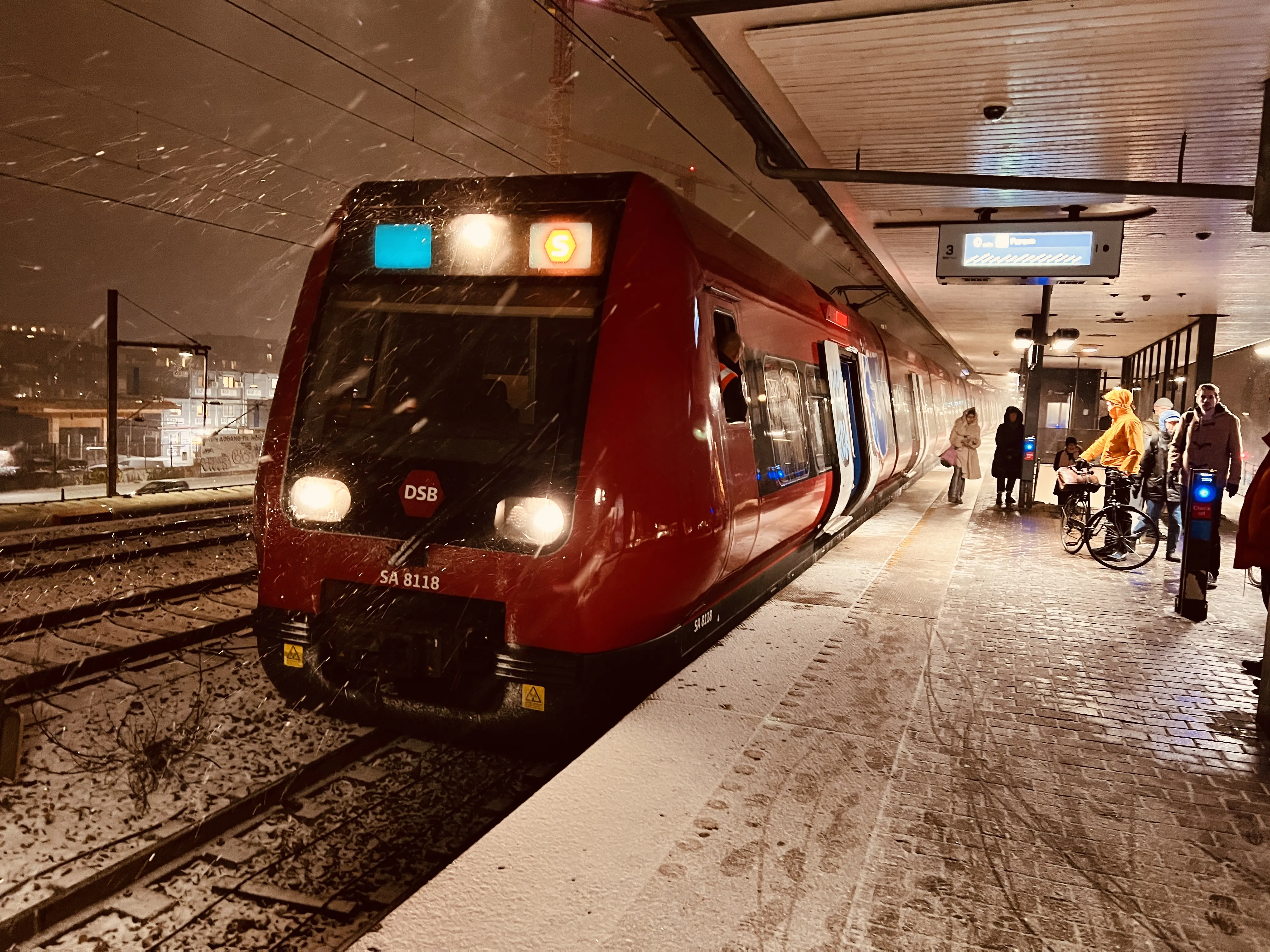 Billede af DSB SA 8118 fotograferet ud for Nordhavn S-togstrinbræt.