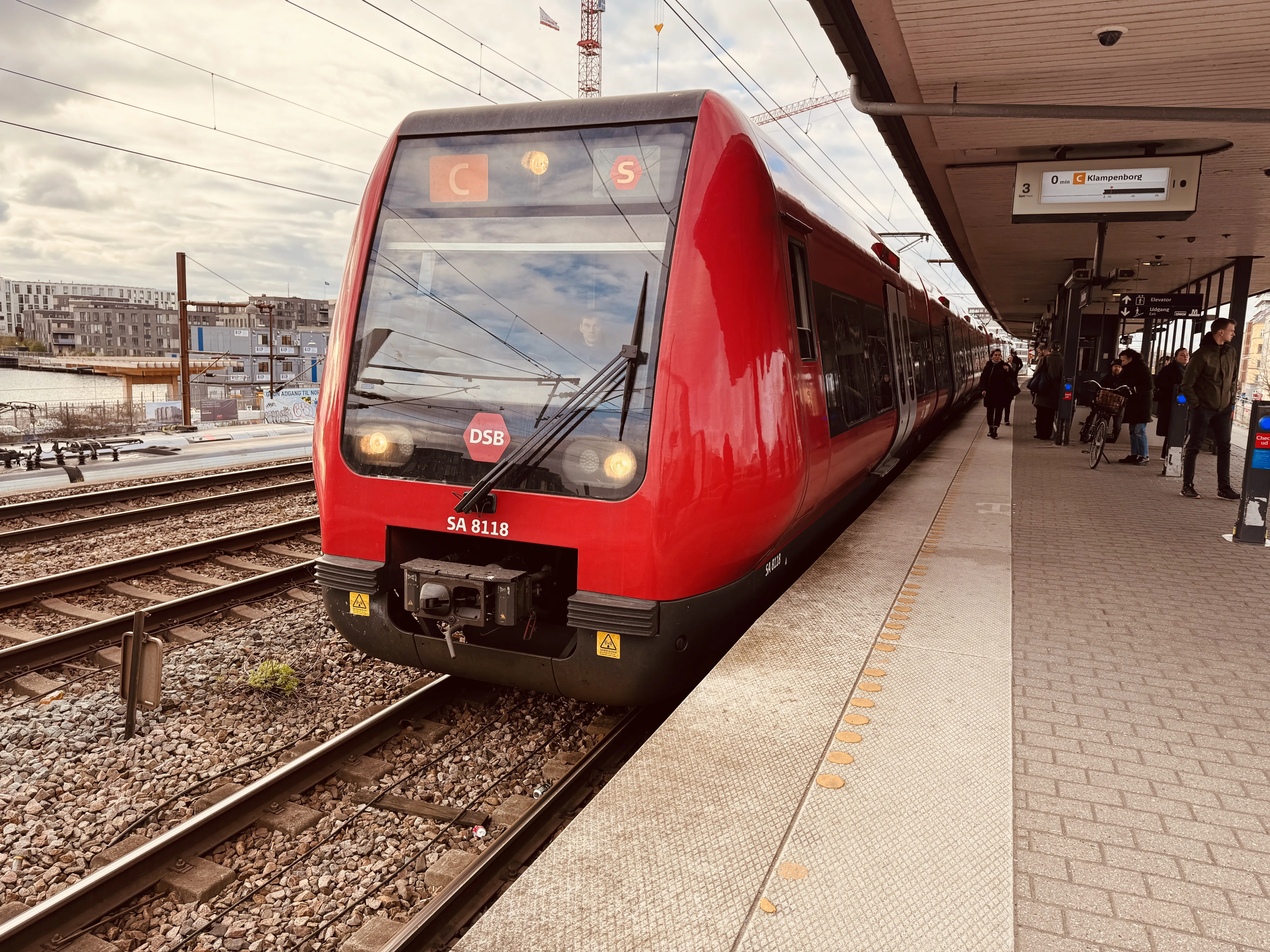 Billede af DSB SA 8118 fotograferet ud for Nordhavn S-togstrinbræt.