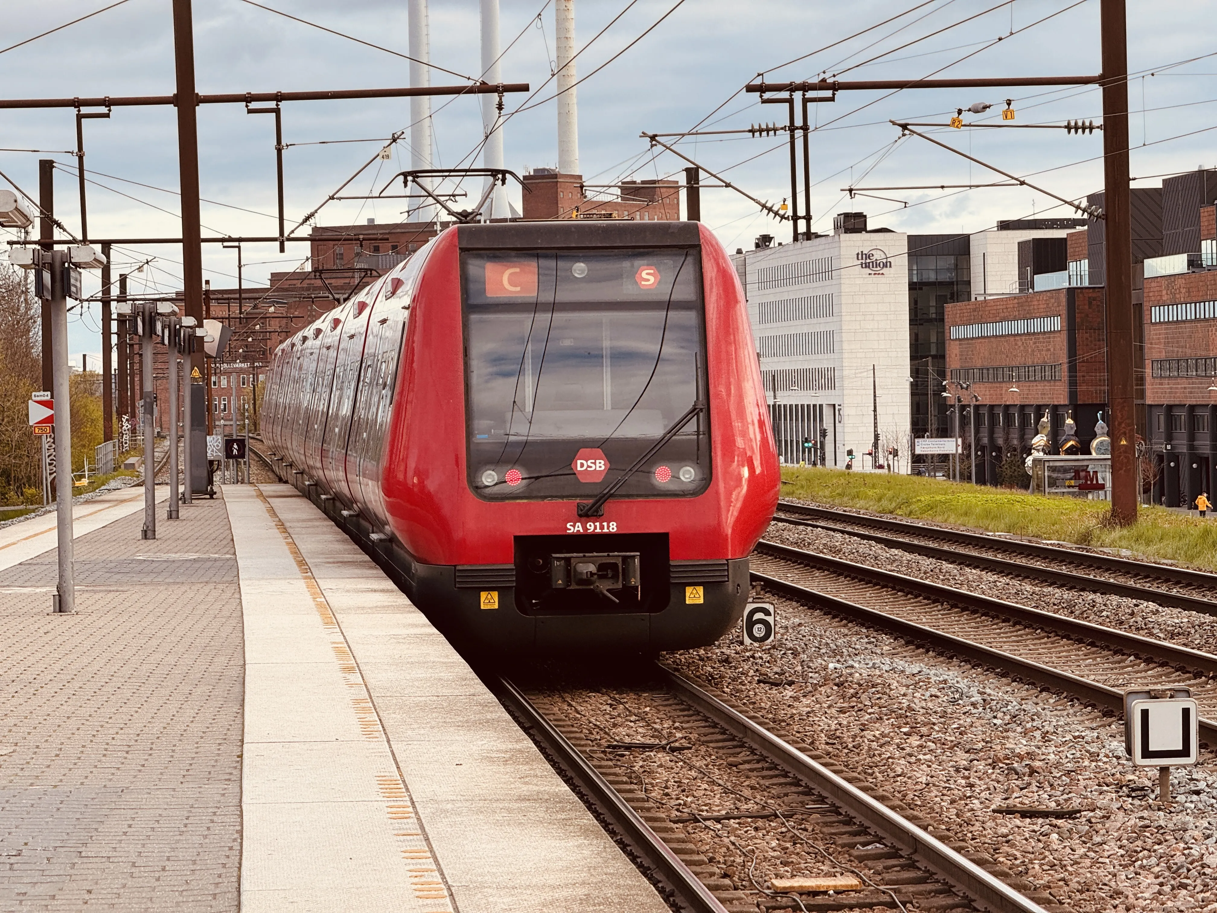 Billede af DSB SA 8118 fotograferet ud for Nordhavn S-togstrinbræt.