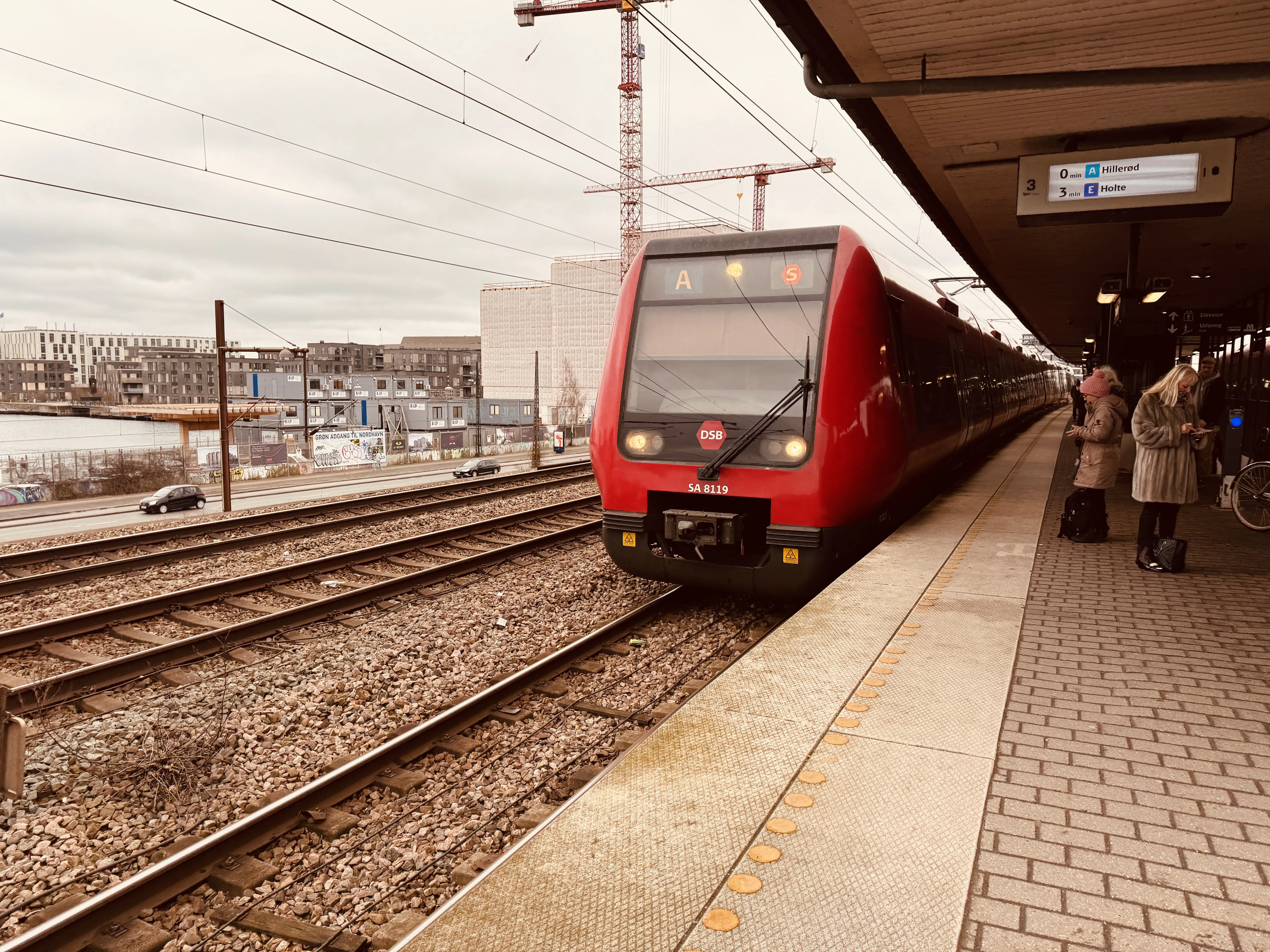 Billede af DSB SA 8119 fotograferet ud for Nordhavn S-togstrinbræt.