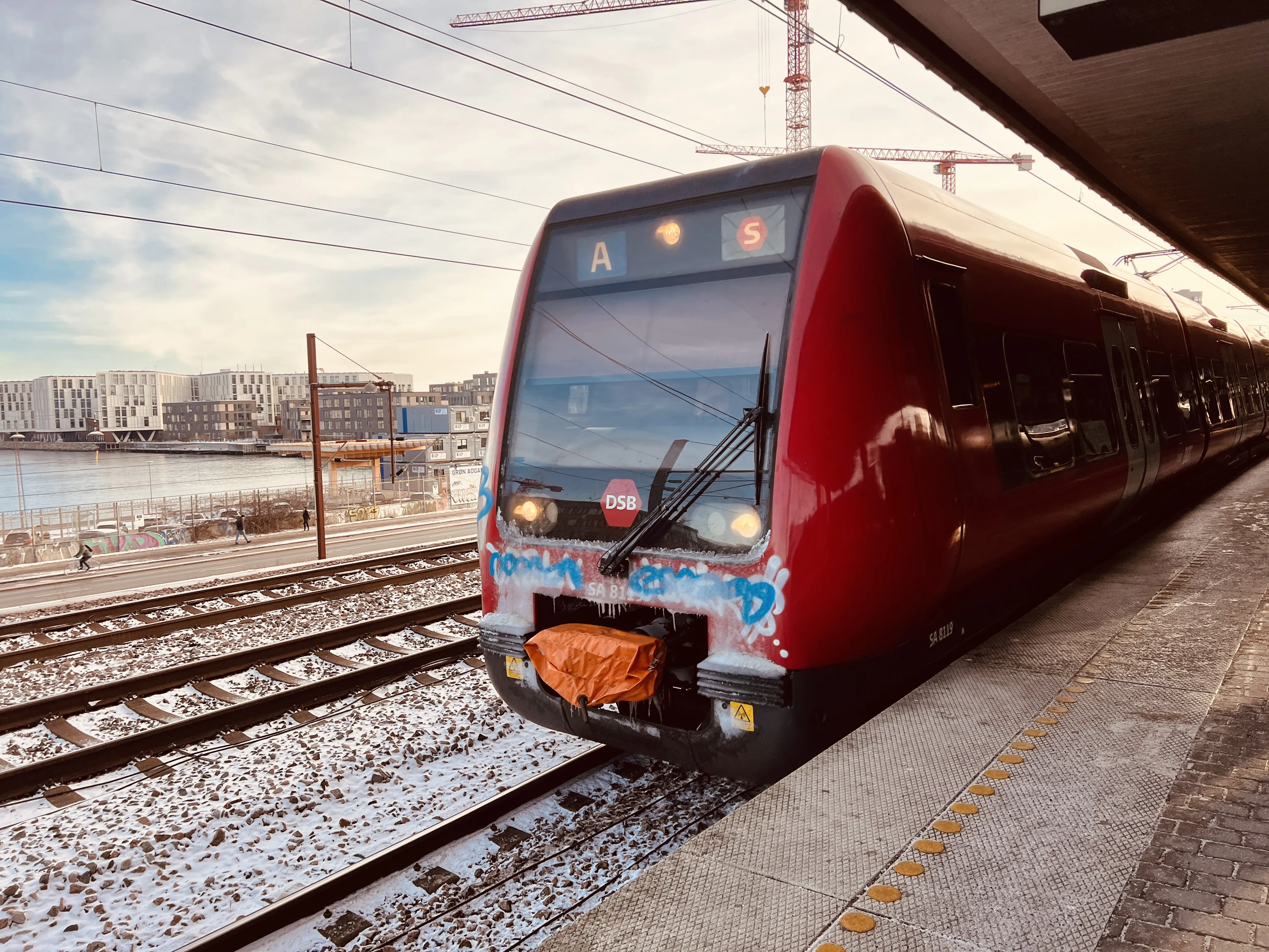 Billede af DSB SA 8119 fotograferet ud for Nordhavn S-togstrinbræt.