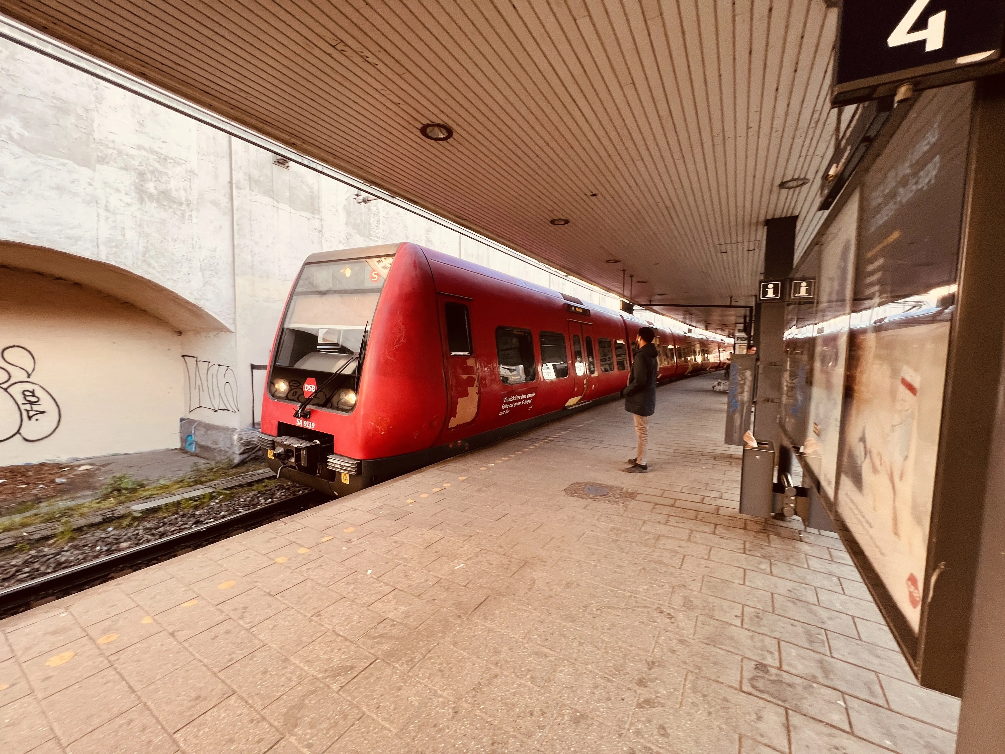 Billede af DSB SA 8119 fotograferet ud for Vesterport Station.