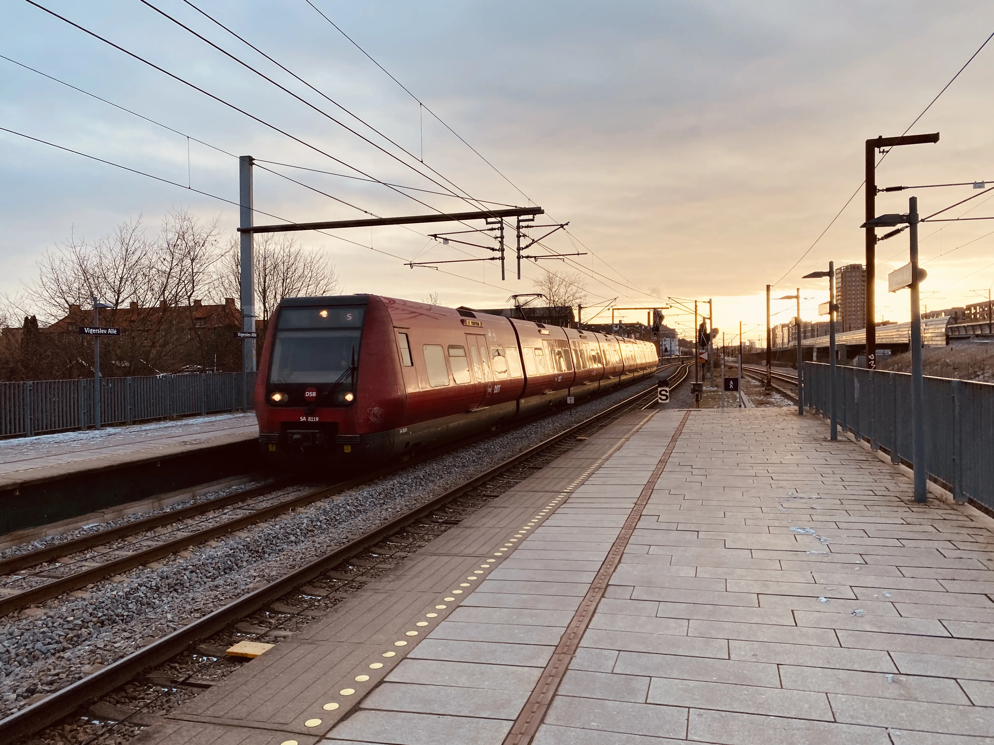 Billede af DSB SA 8119 fotograferet ud for Vigerslev Allé S-togstrinbræt.