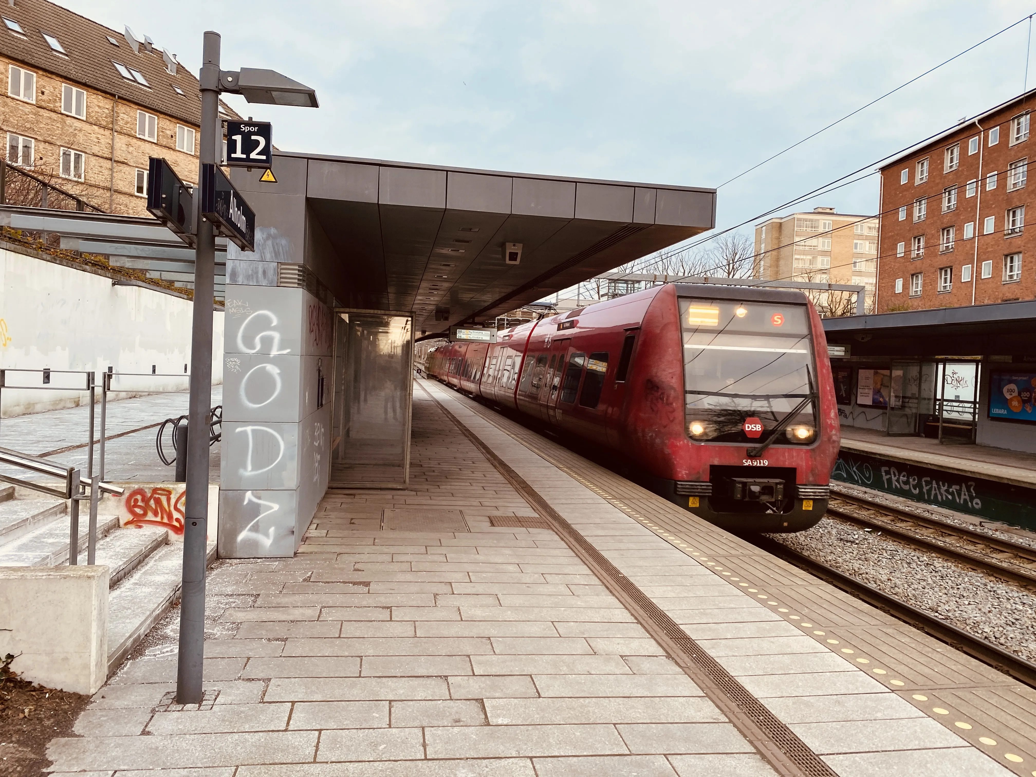 Billede af DSB SA 8119 fotograferet ud for Ålholm S-togstrinbræt.