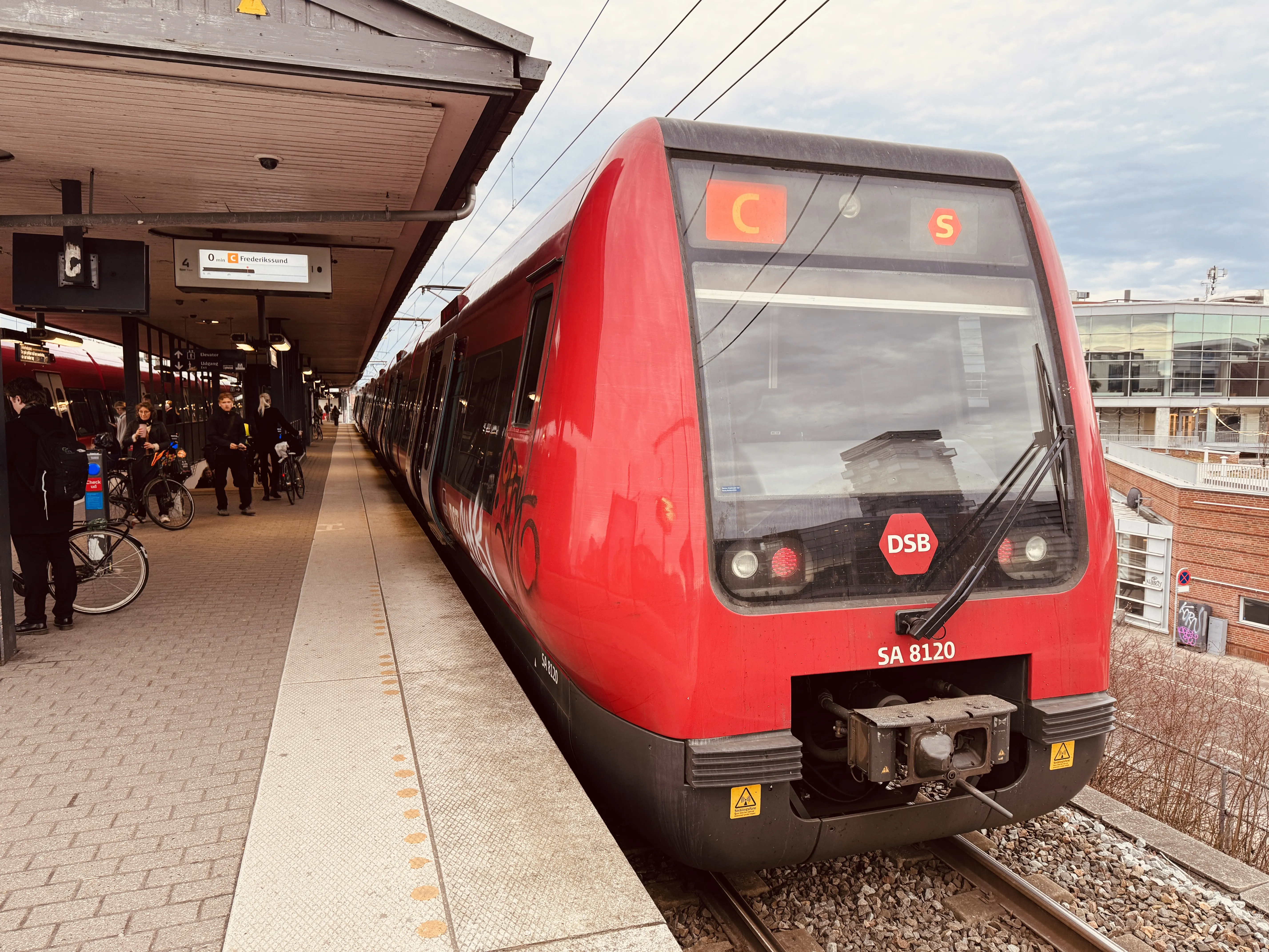 Billede af DSB SA 8120 fotograferet ud for Nordhavn S-togstrinbræt.