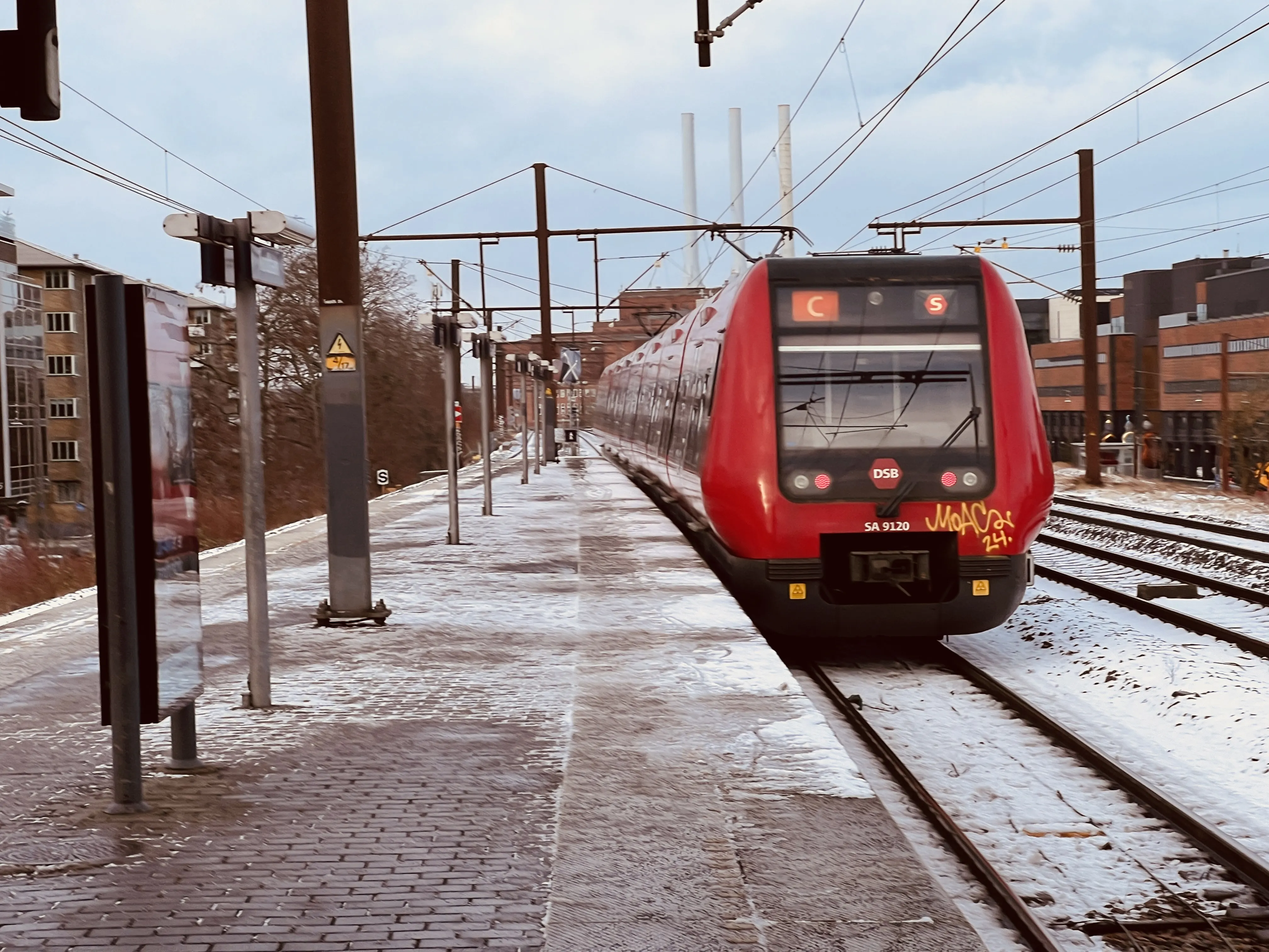 Billede af DSB SA 8120 fotograferet ud for Nordhavn S-togstrinbræt.