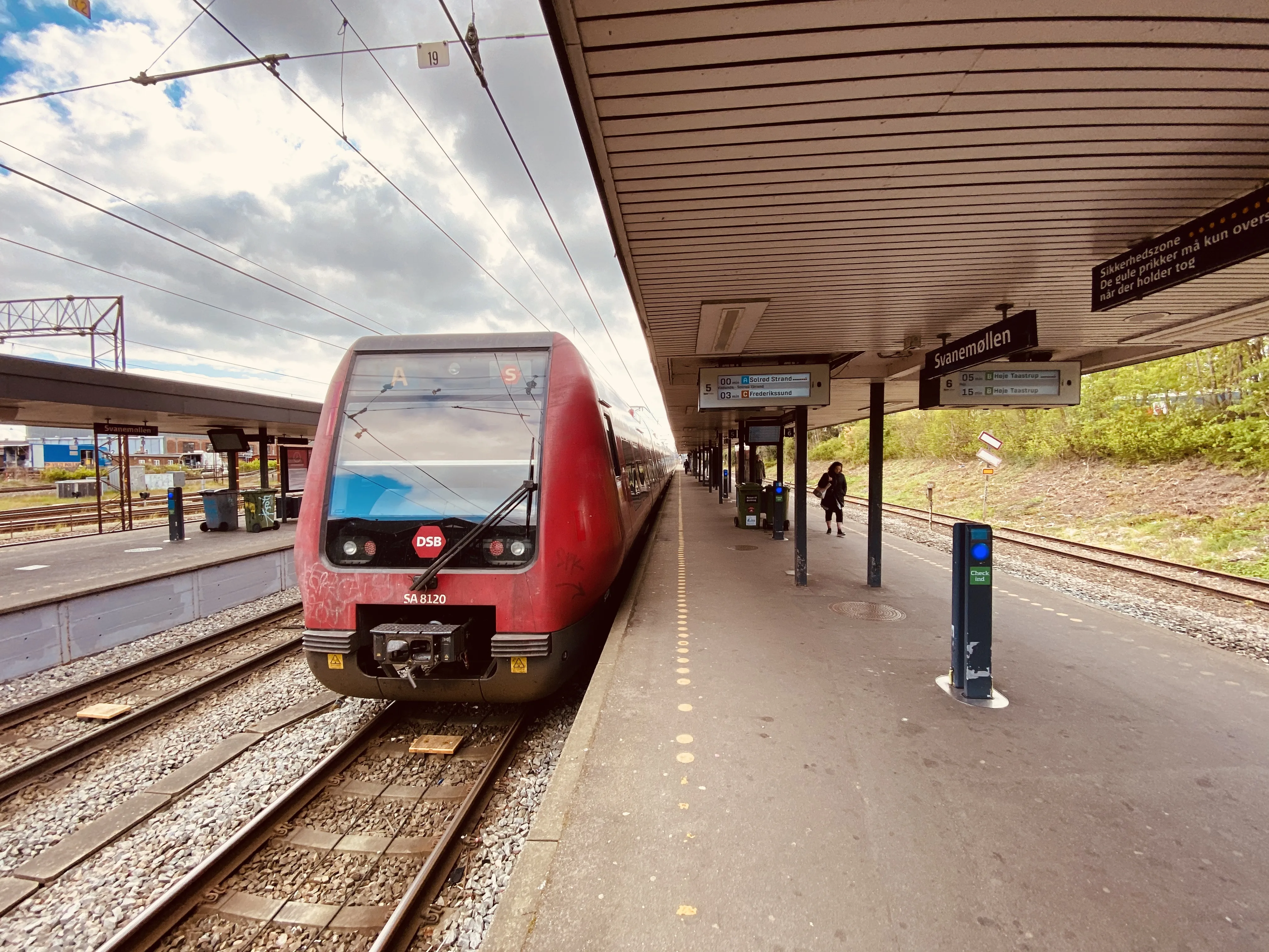 Billede af DSB SA 8120 fotograferet ud for Svanemøllen S-togsstation.