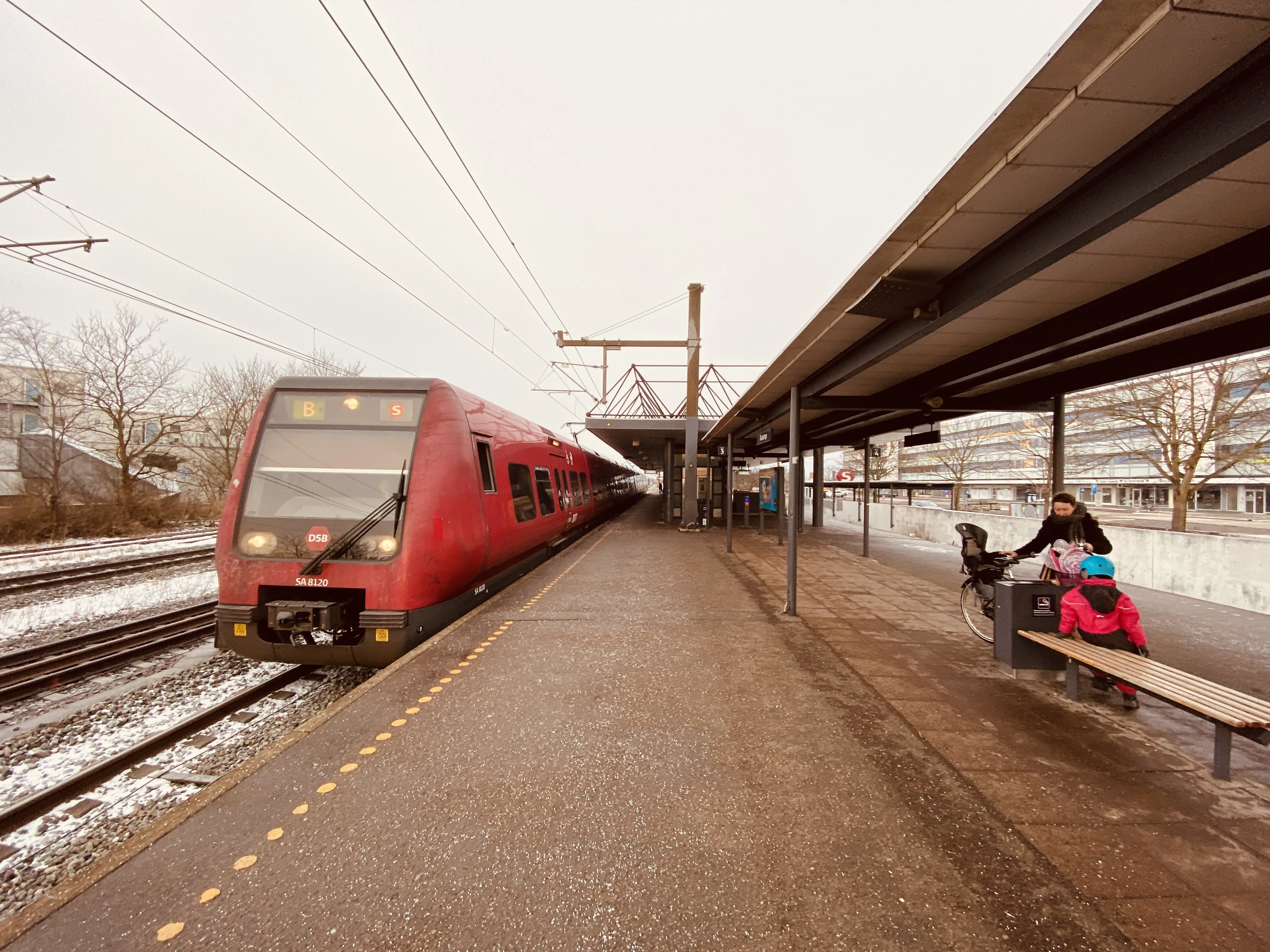 Billede af DSB SA 8120 fotograferet ud for Taastrup S-togstrinbræt.