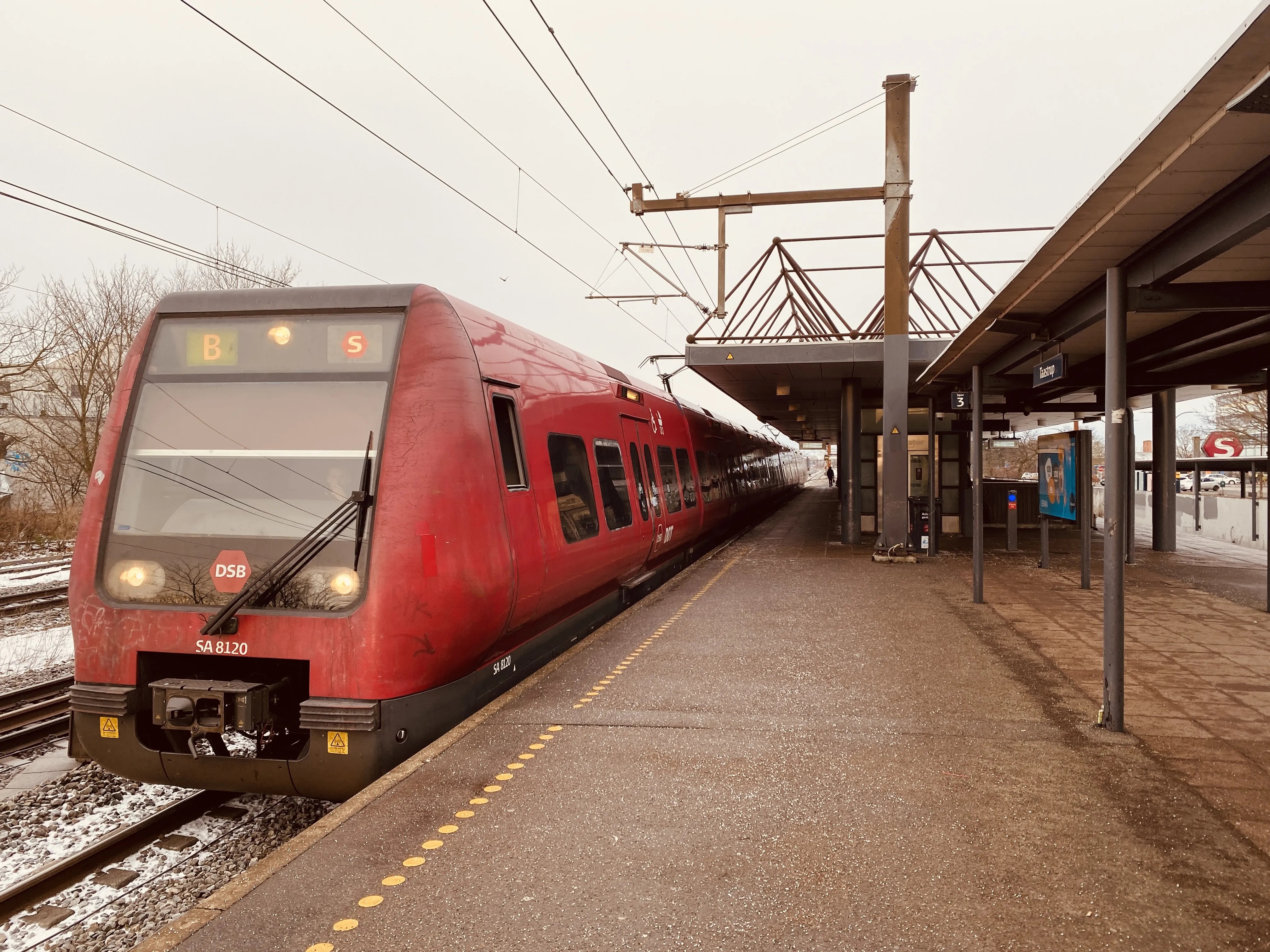 Billede af DSB SA 8120 fotograferet ud for Taastrup S-togstrinbræt.