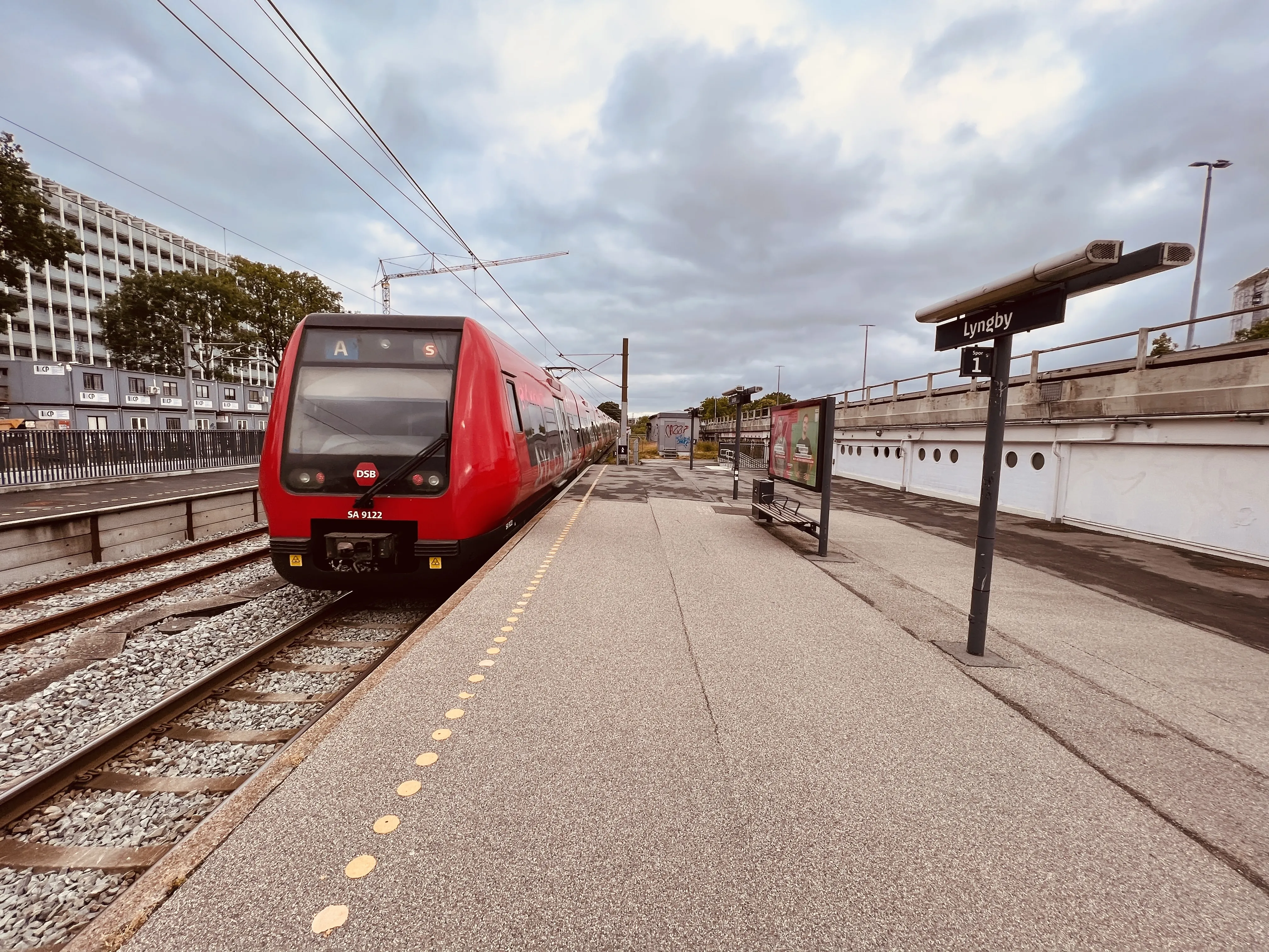 Billede af DSB SA 8122 fotograferet ud for Lyngby Station.