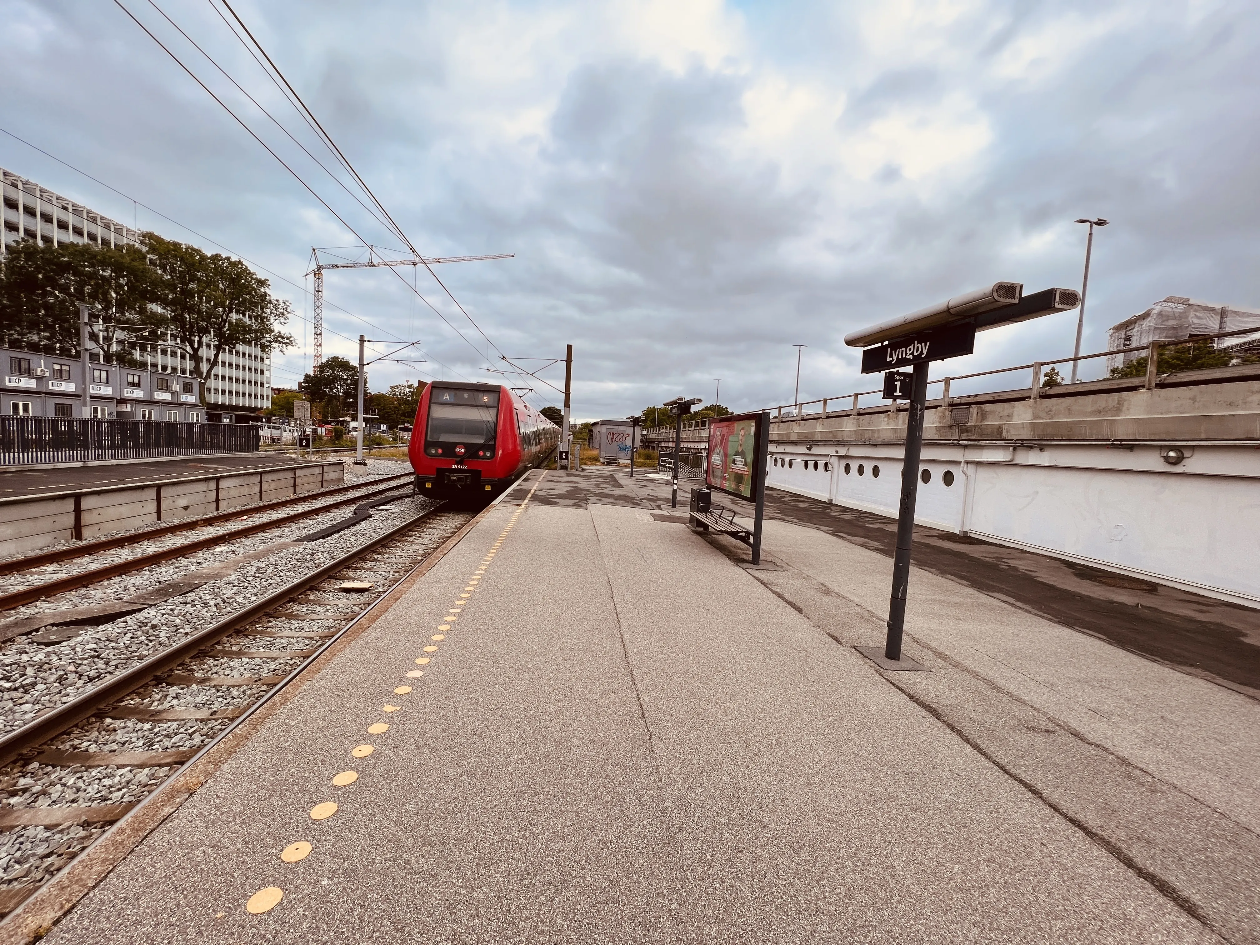 Billede af DSB SA 8122 fotograferet ud for Lyngby Station.