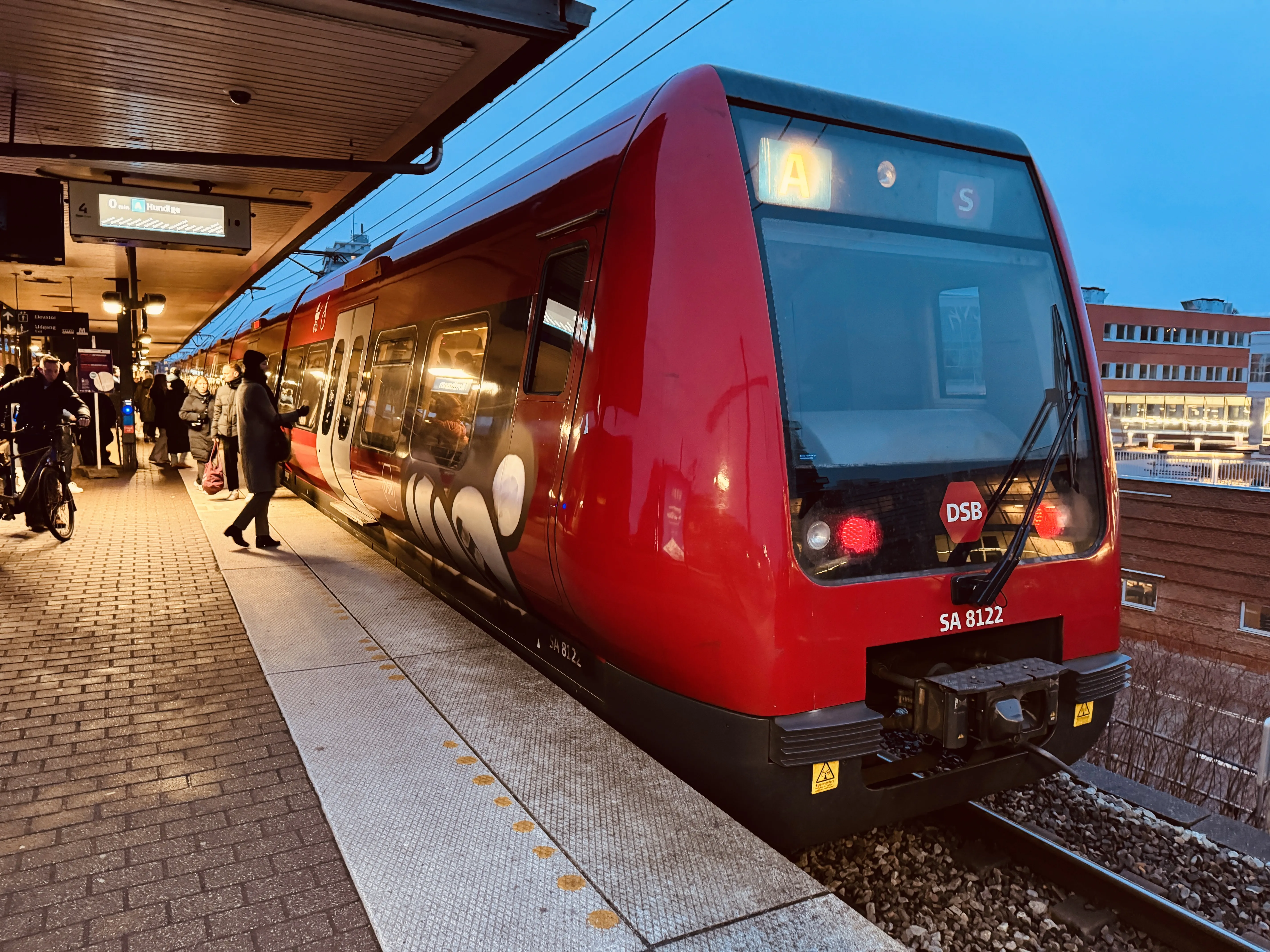 Billede af DSB SA 8122 fotograferet ud for Nordhavn S-togstrinbræt.