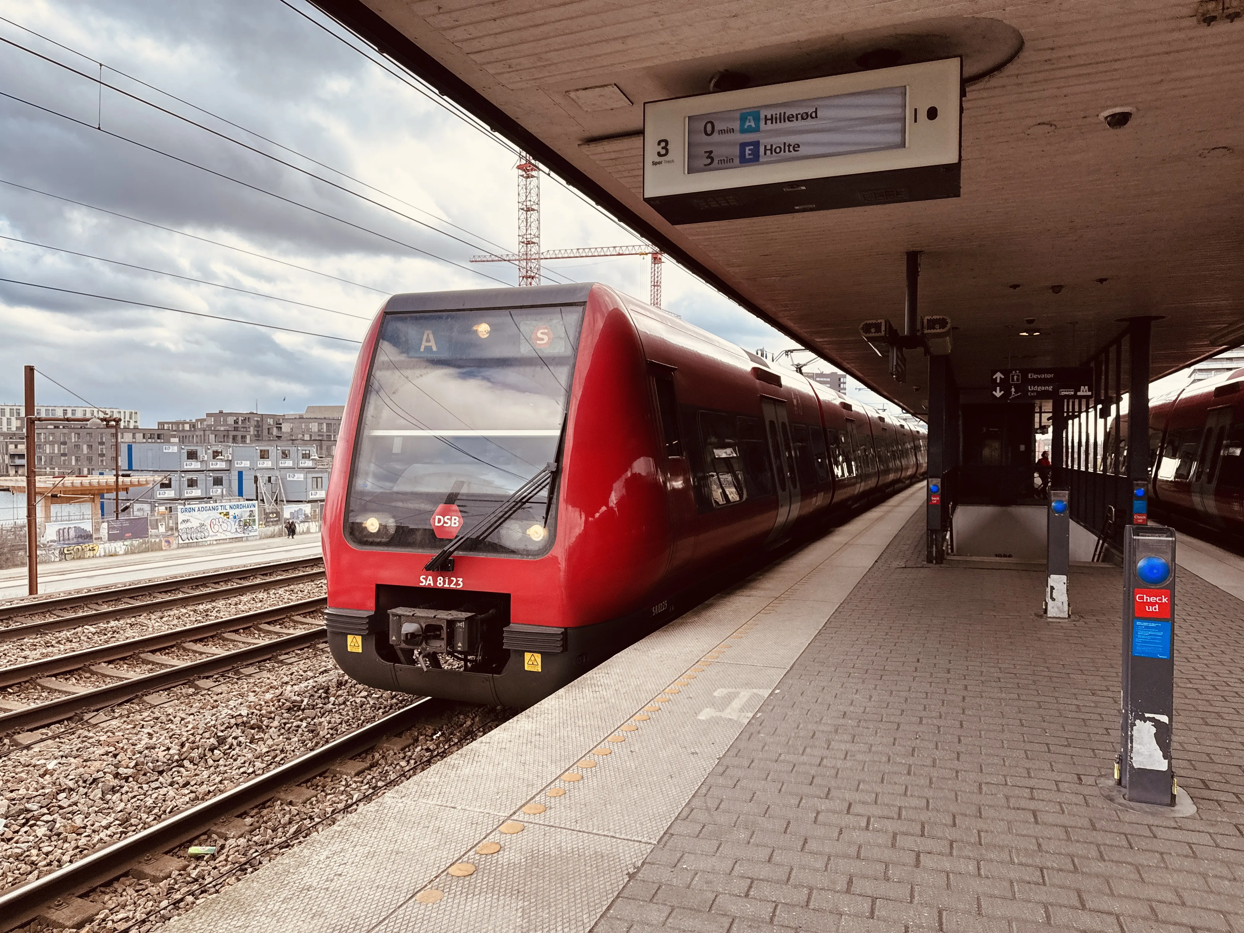 Billede af DSB SA 8123 fotograferet ud for Nordhavn S-togstrinbræt.