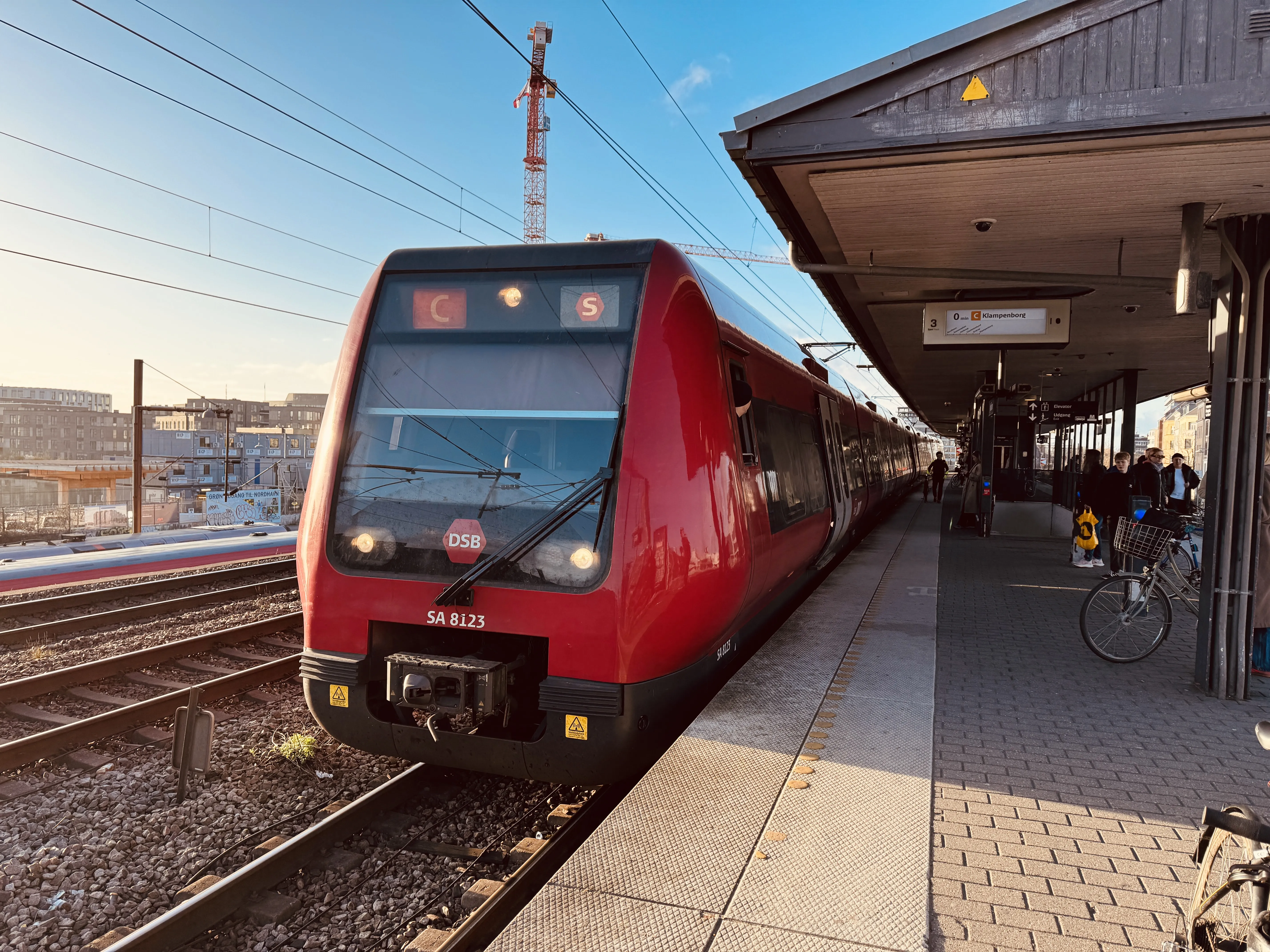 Billede af DSB SA 8123 fotograferet ud for Nordhavn S-togstrinbræt.