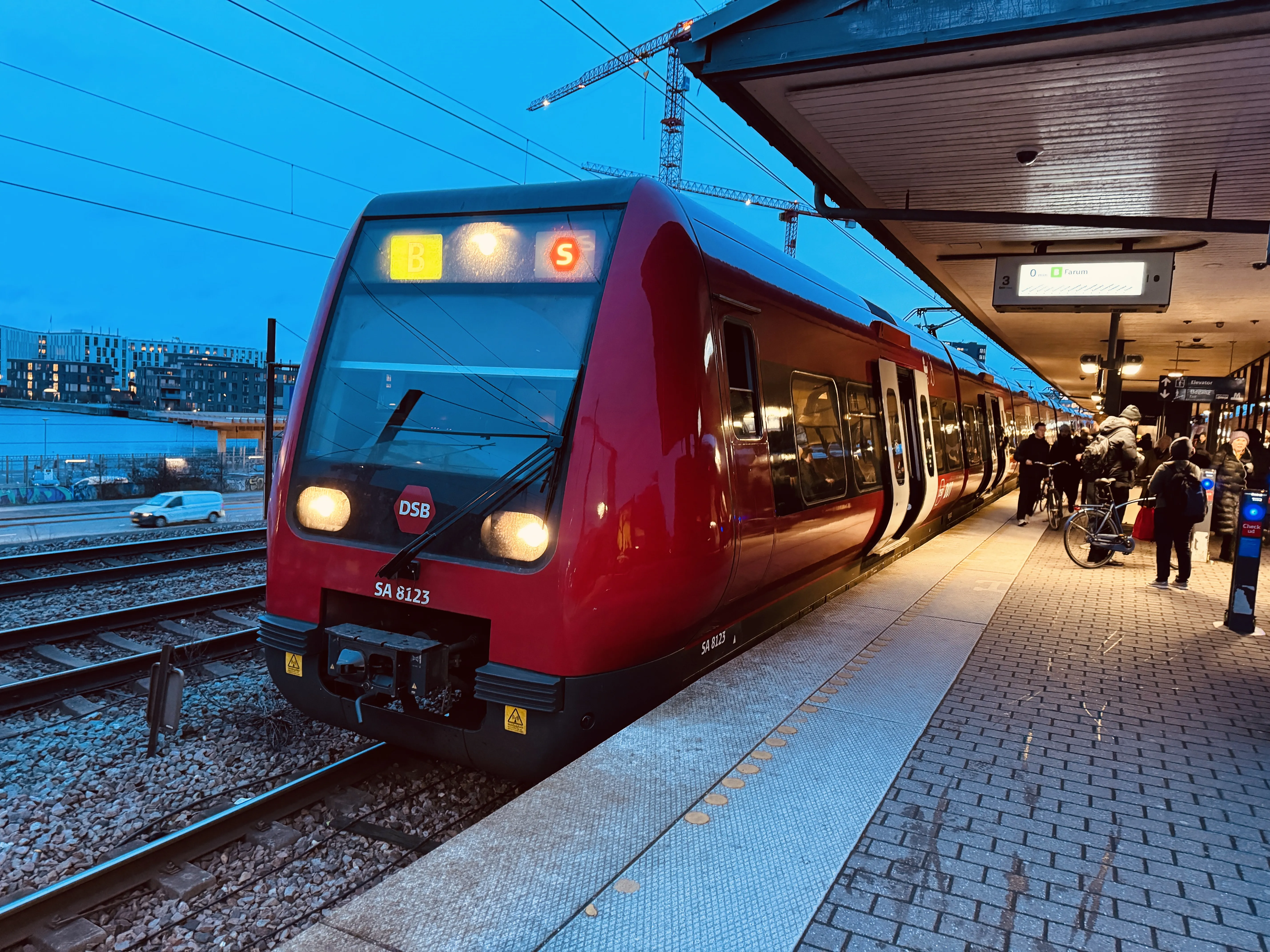 Billede af DSB SA 8123 fotograferet ud for Nordhavn S-togstrinbræt.