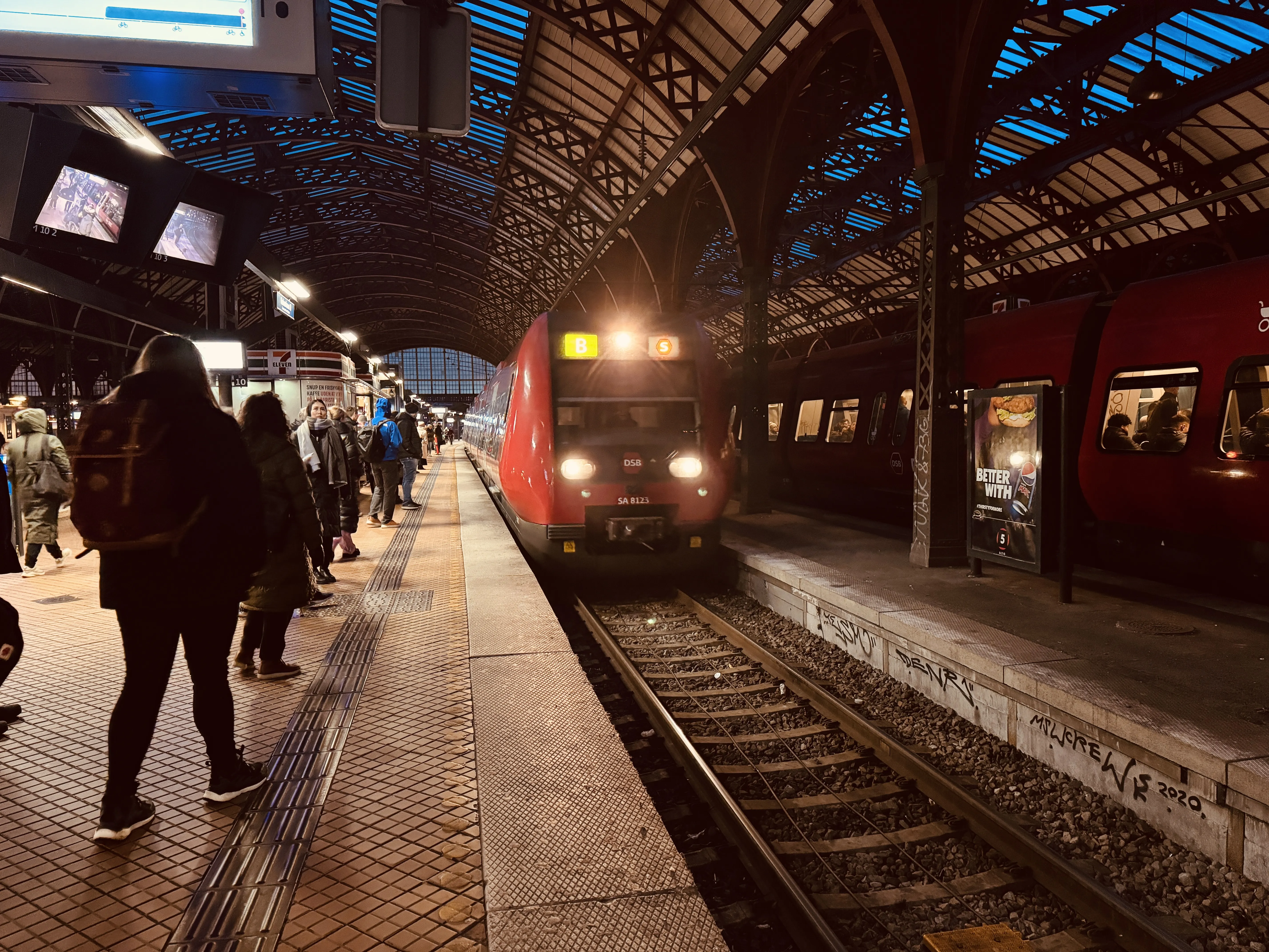 Billede af DSB SA 8123 fotograferet ud for København Hovedbanegård.