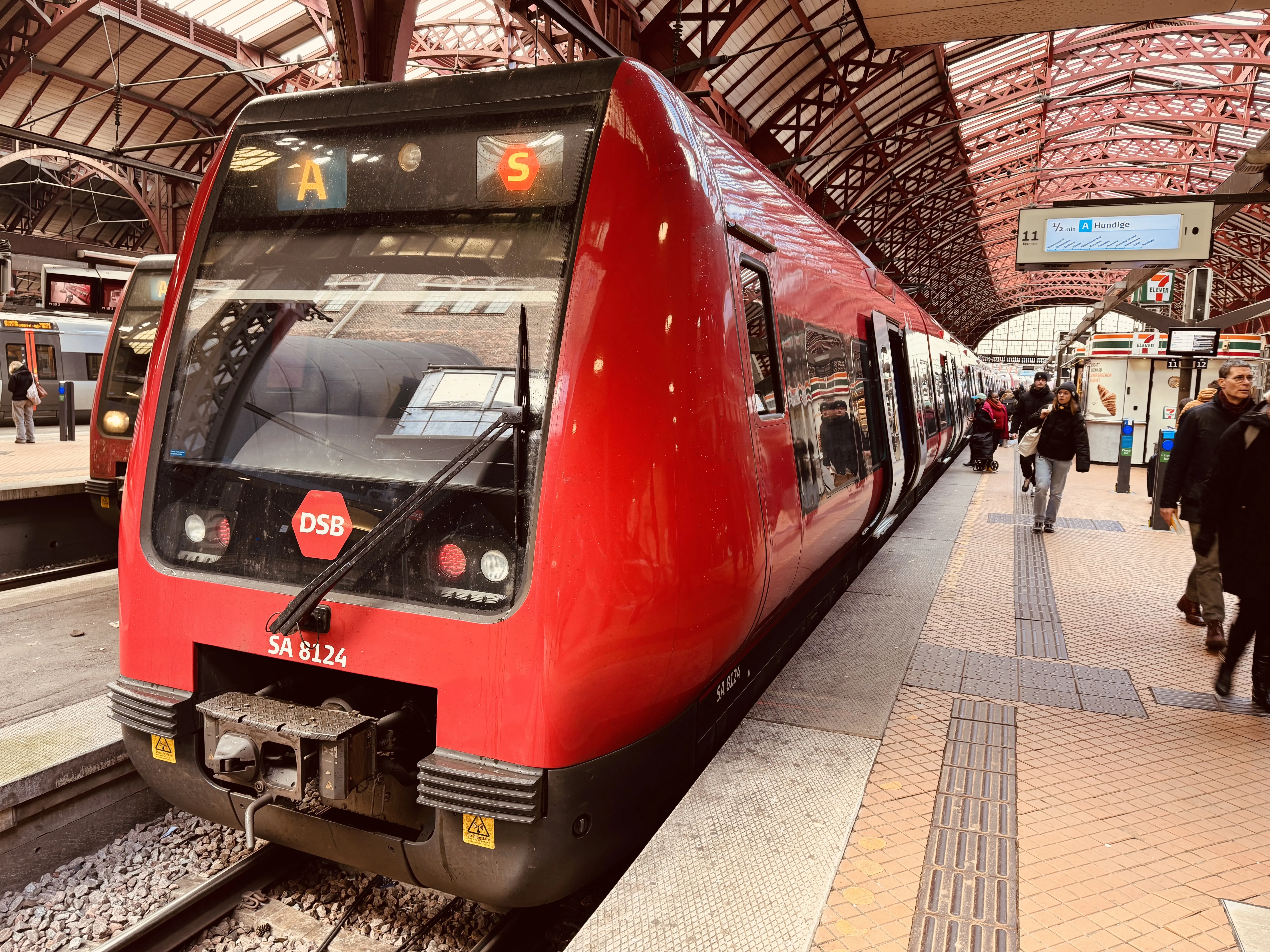 Billede af DSB SA 8124 fotograferet ud for København Hovedbanegård.