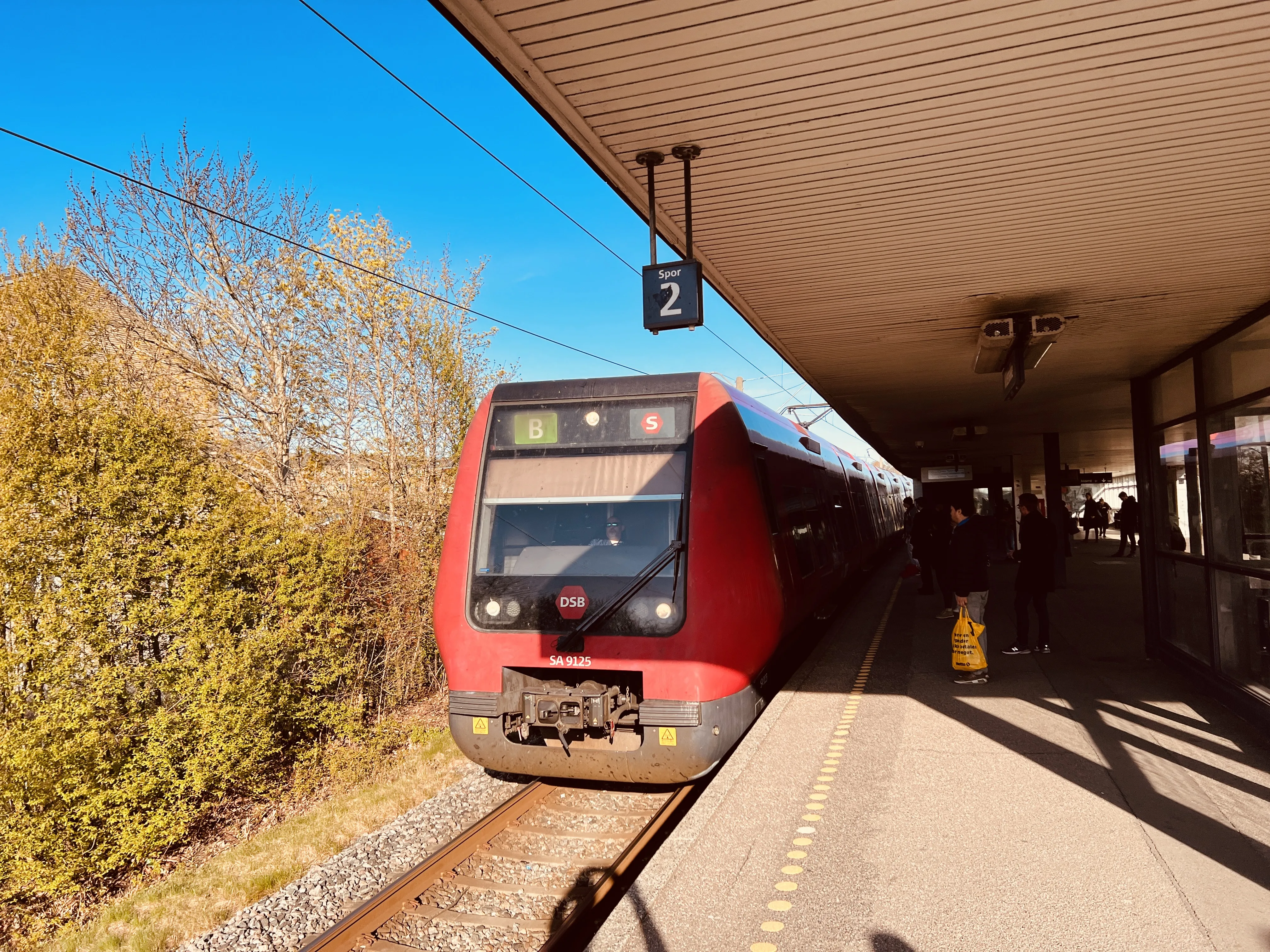 Billede af DSB SA 8125 fotograferet ud for Kildebakke S-togstrinbræt.