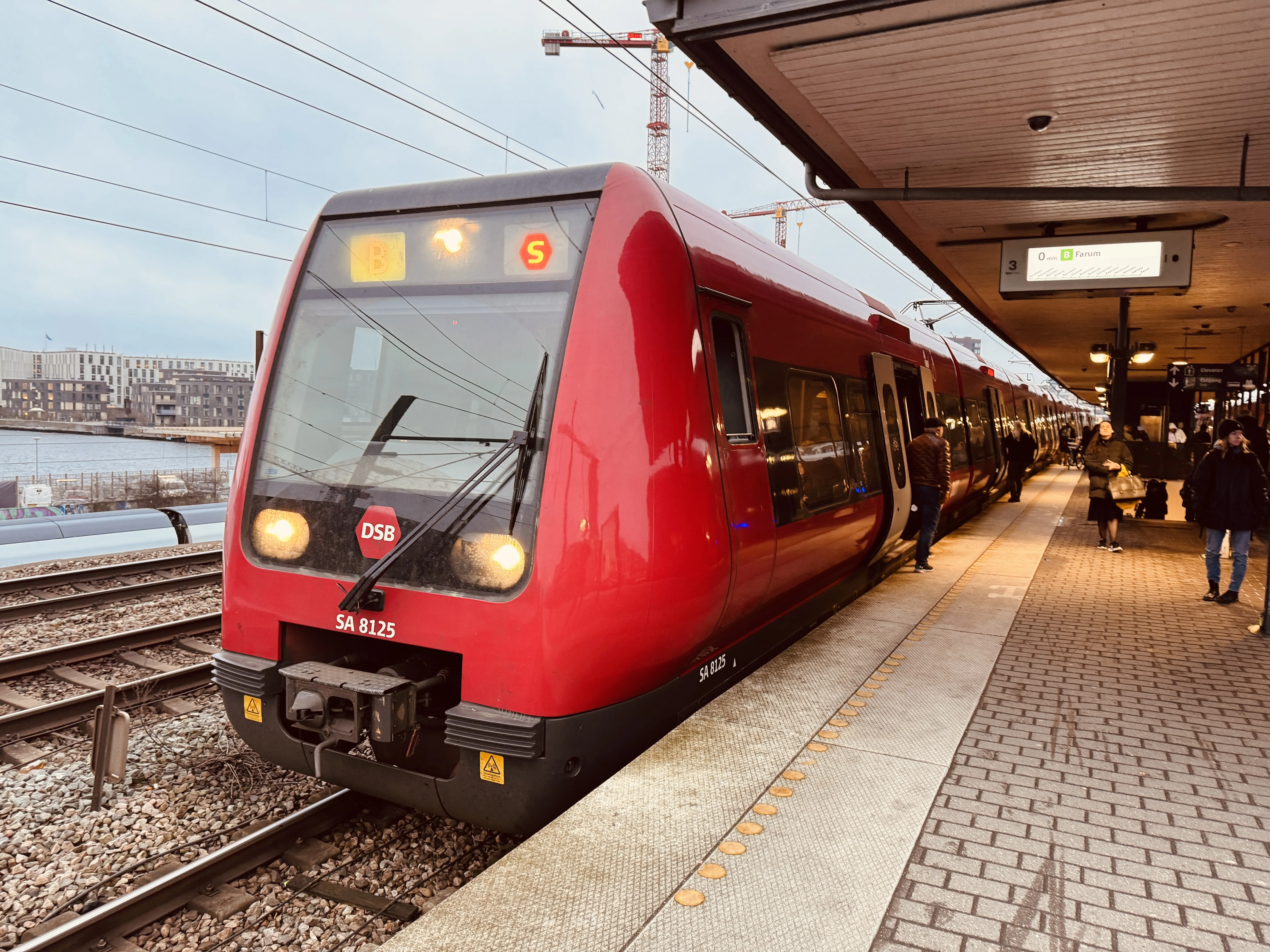 Billede af DSB SA 8125 fotograferet ud for Nordhavn S-togstrinbræt.