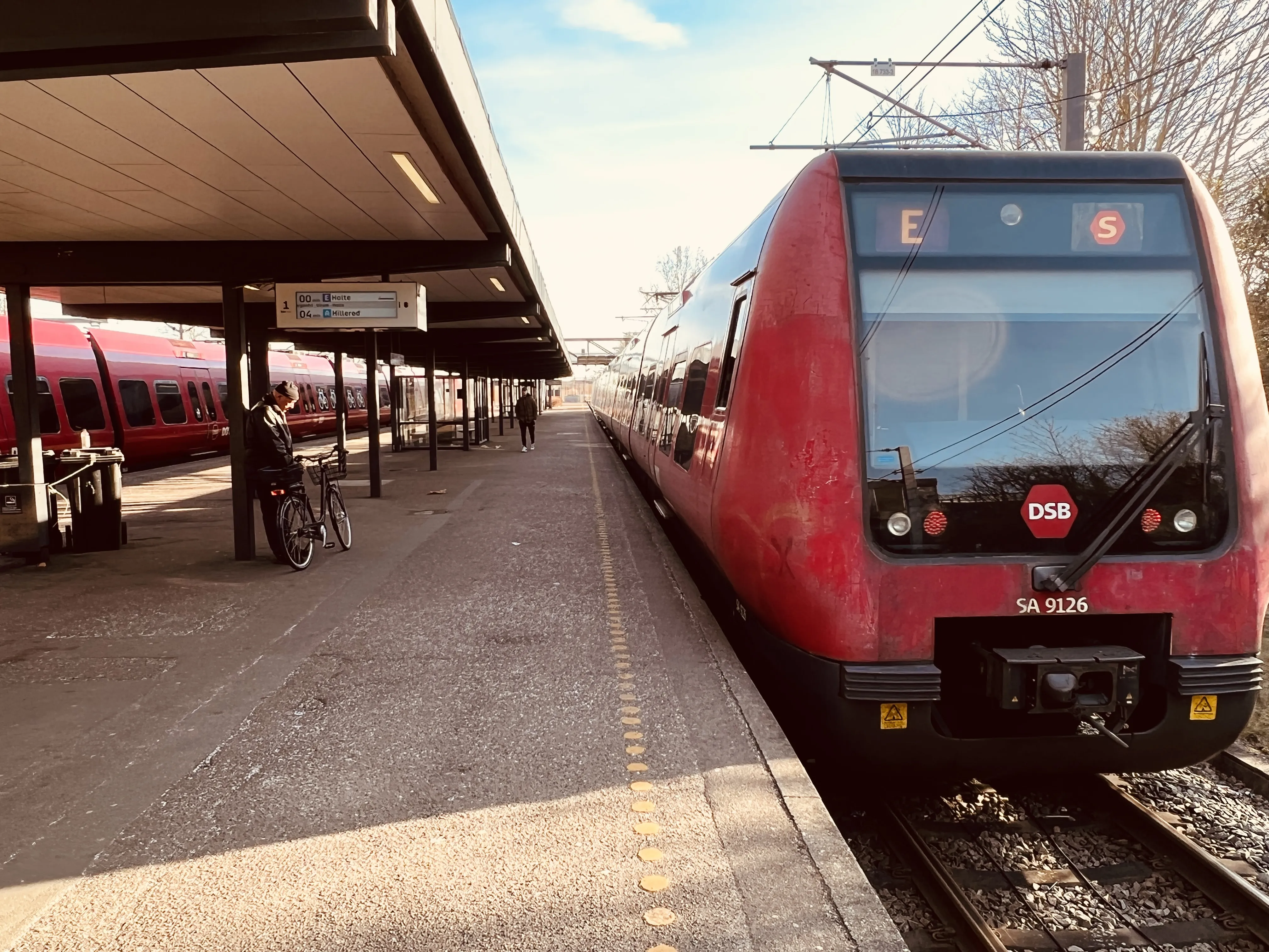 Billede af DSB SA 8126 fotograferet ud for Hundige S-togsstation.