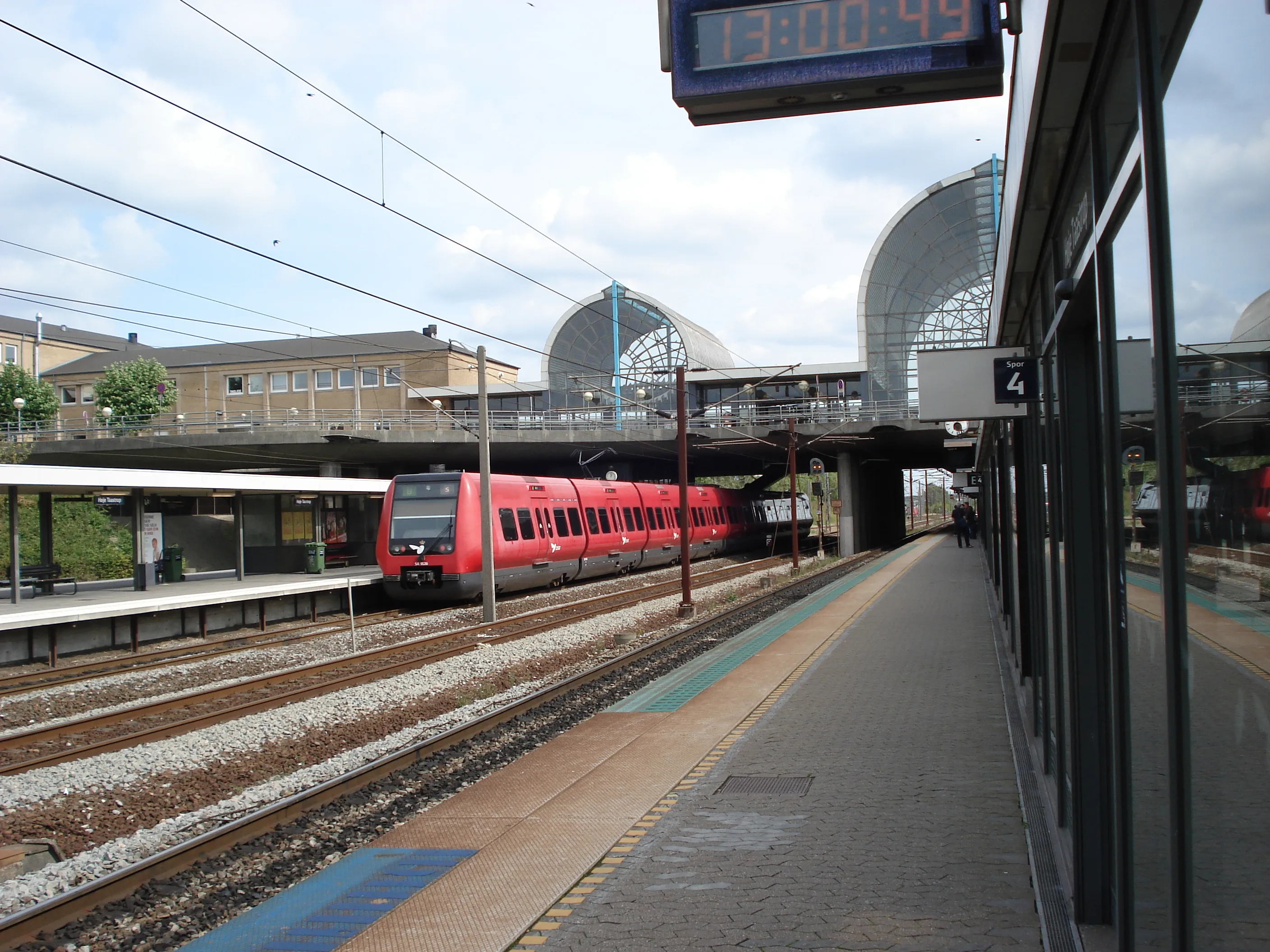 Billede af DSB SA 8126 fotograferet ud for Høje Taastrup Station.