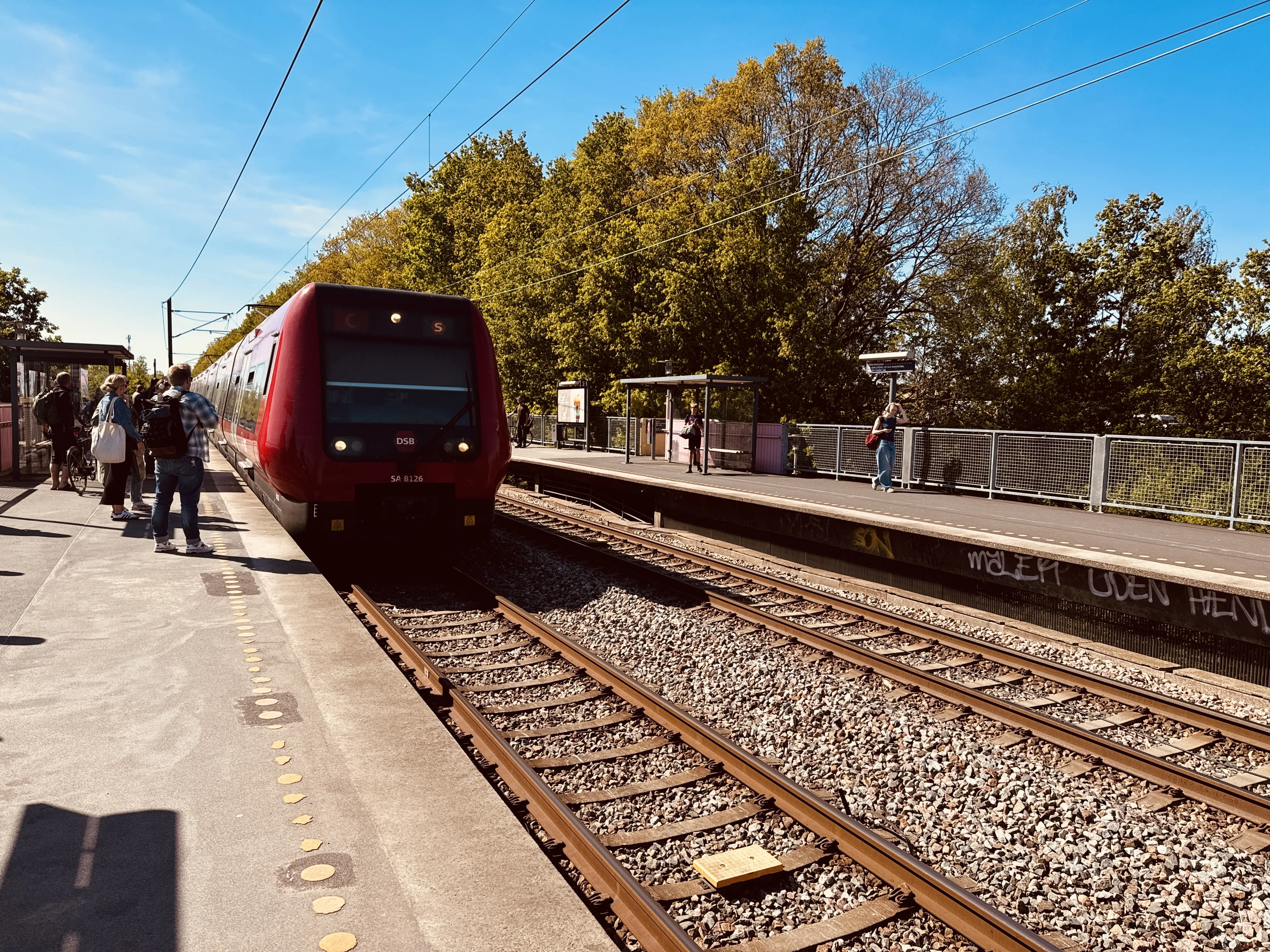 Billede af DSB SA 8126 fotograferet ud for Malmparken S-togstrinbræt.