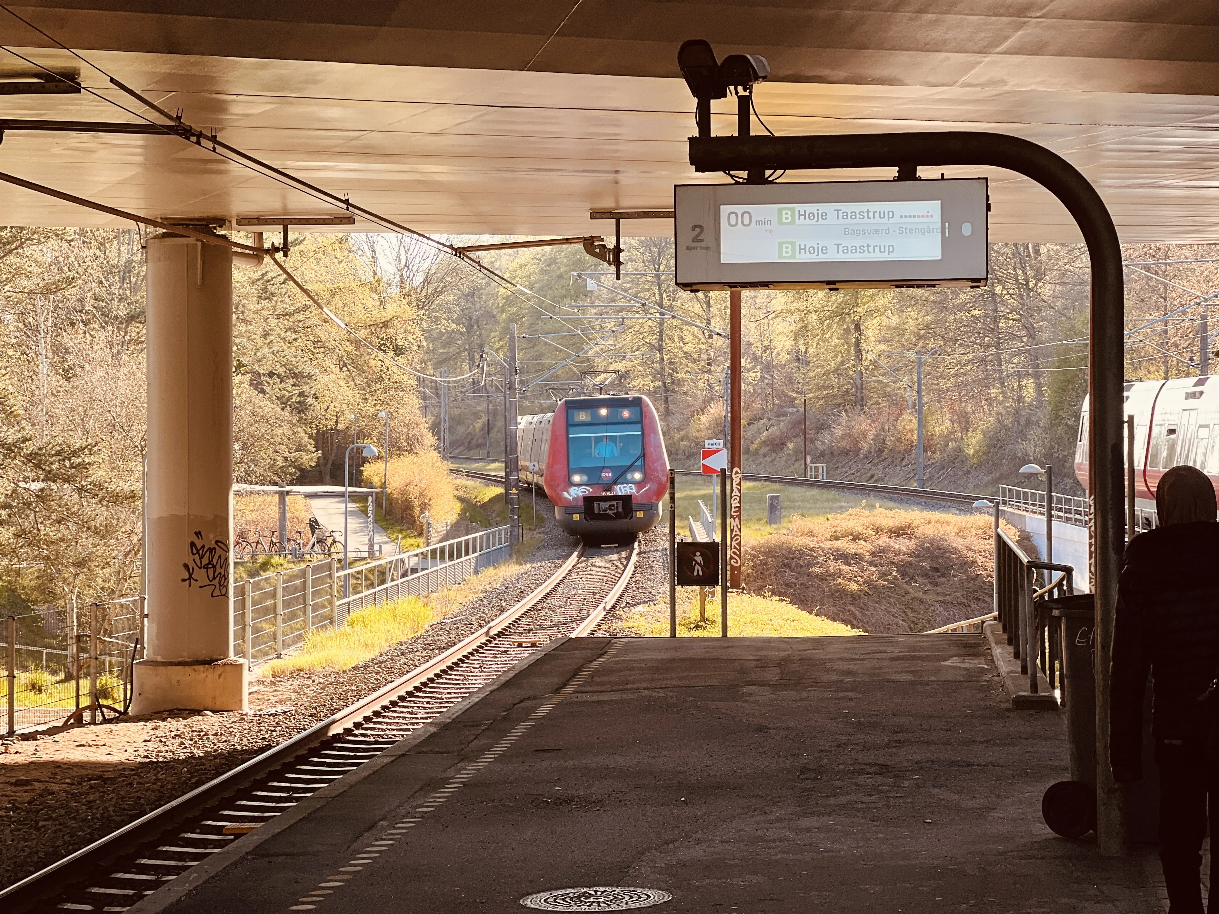 Billede af DSB SA 8127 fotograferet ud for Skovbrynet S-togstrinbræt.