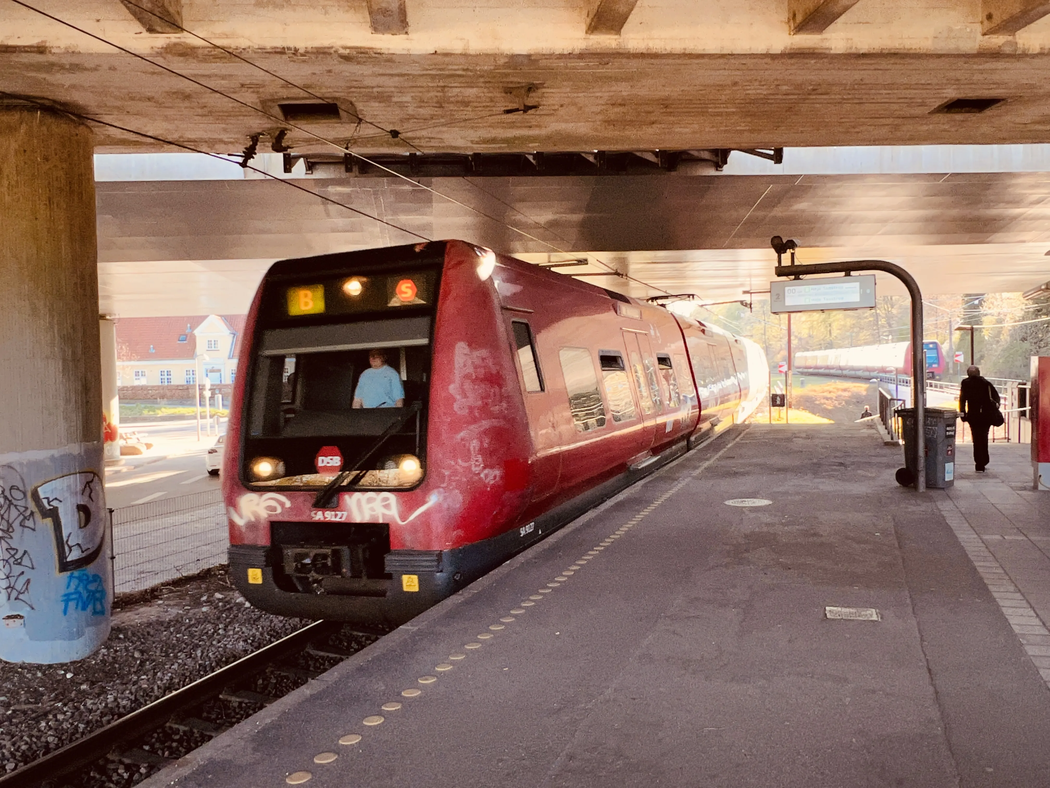 Billede af DSB SA 8127 fotograferet ud for Skovbrynet S-togstrinbræt.