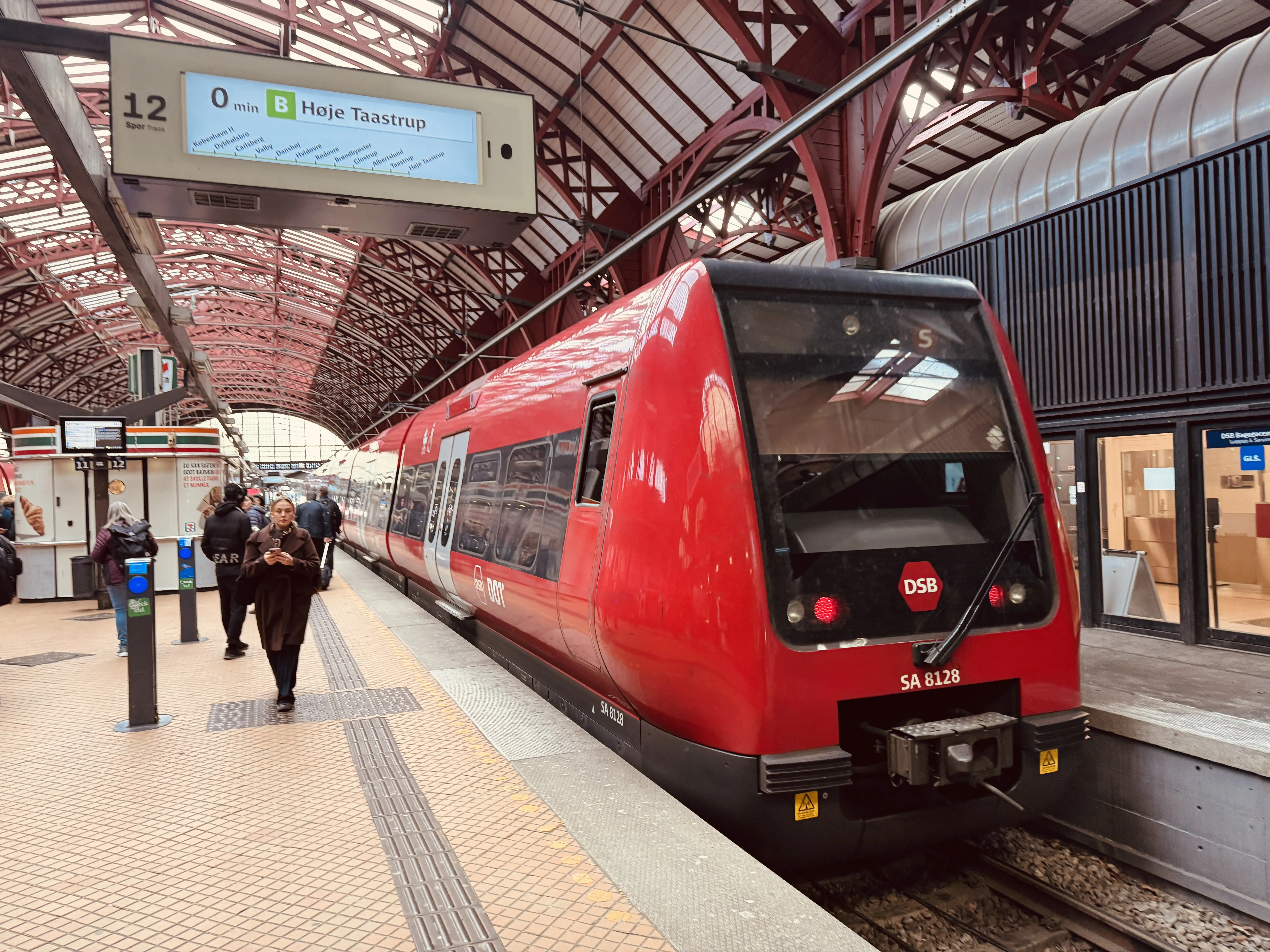 Billede af DSB SA 8128 fotograferet ud for København Hovedbanegård.