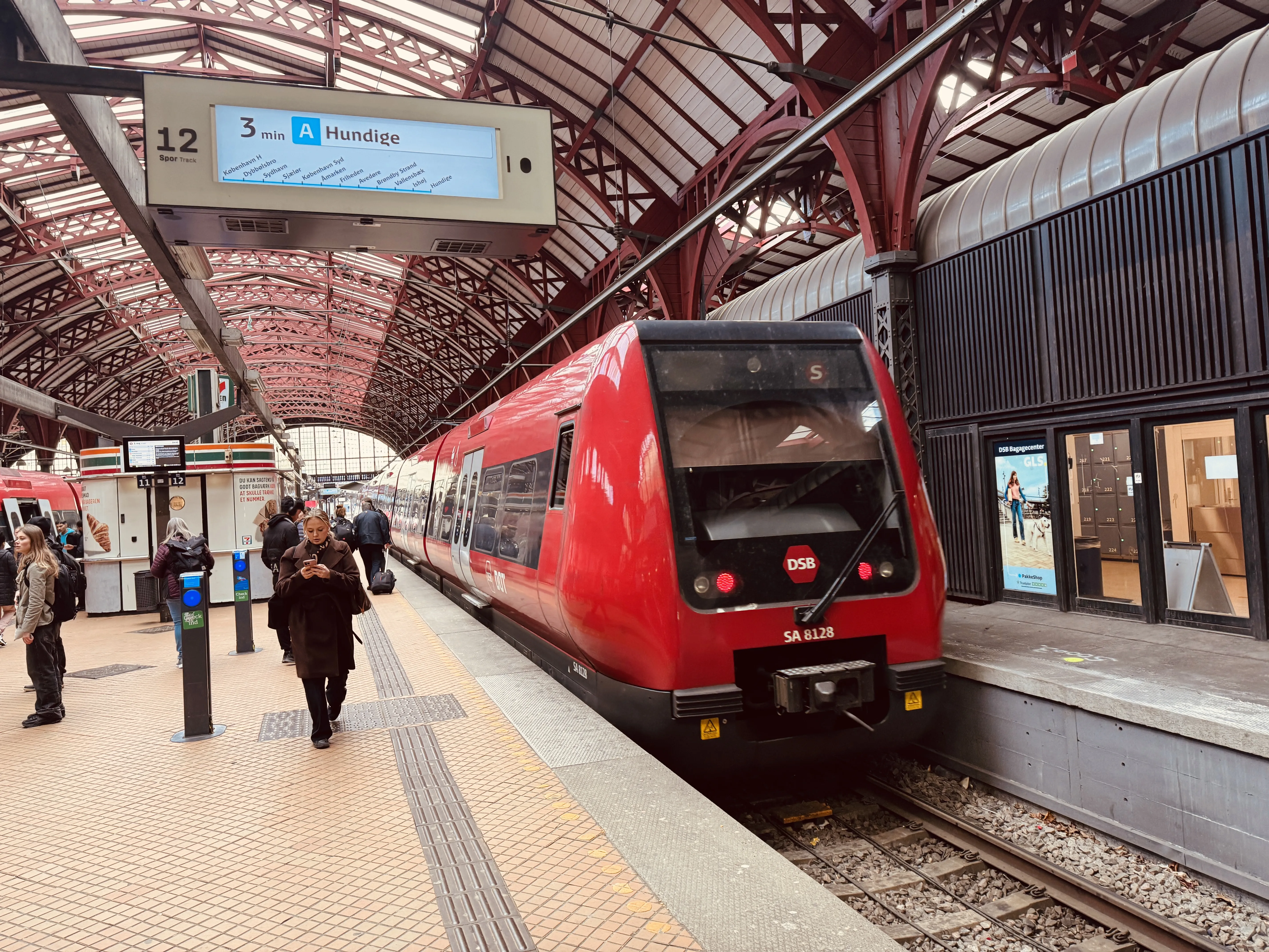 Billede af DSB SA 8128 fotograferet ud for København Hovedbanegård.