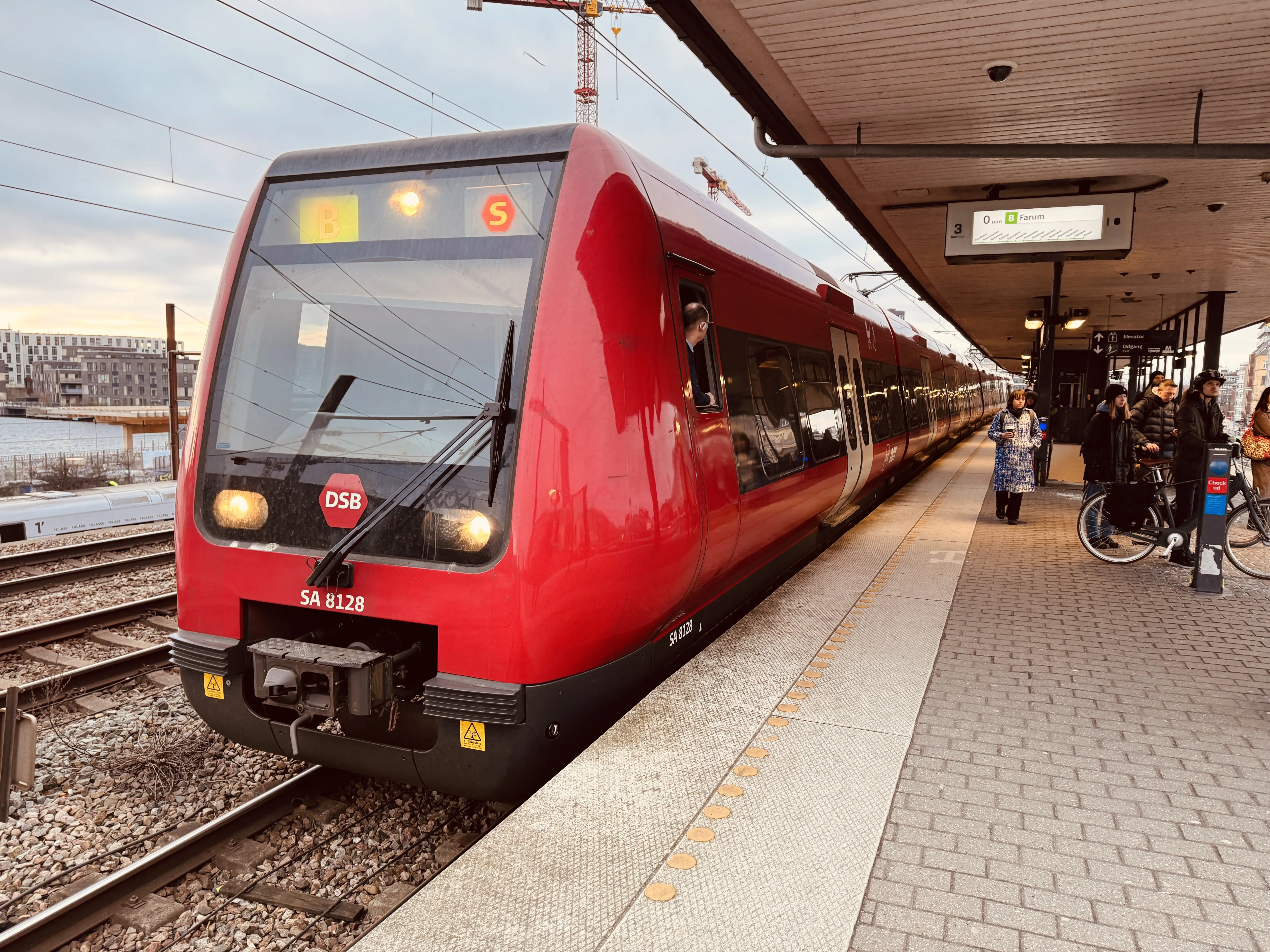 Billede af DSB SA 8128 fotograferet ud for Nordhavn S-togstrinbræt.