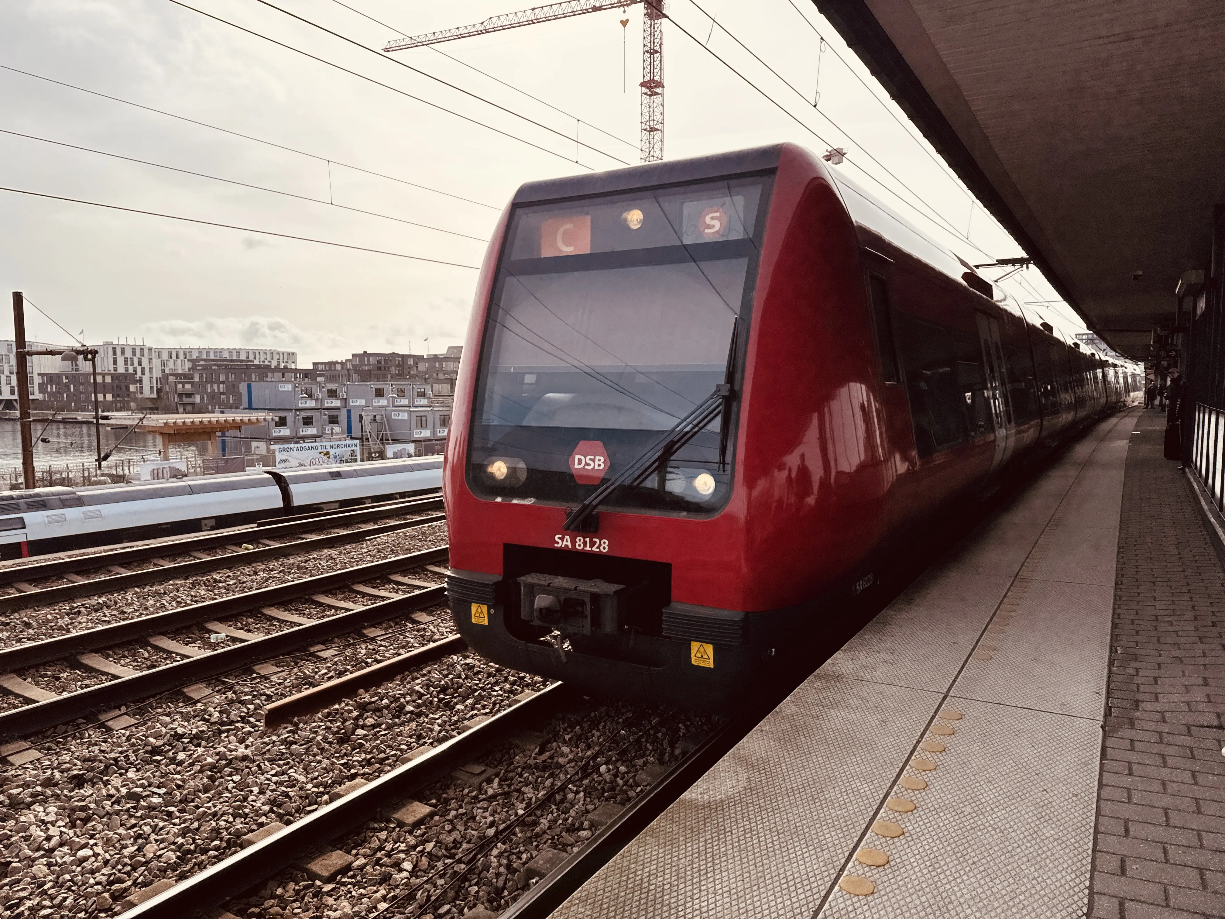 Billede af DSB SA 8128 fotograferet ud for Nordhavn S-togstrinbræt.