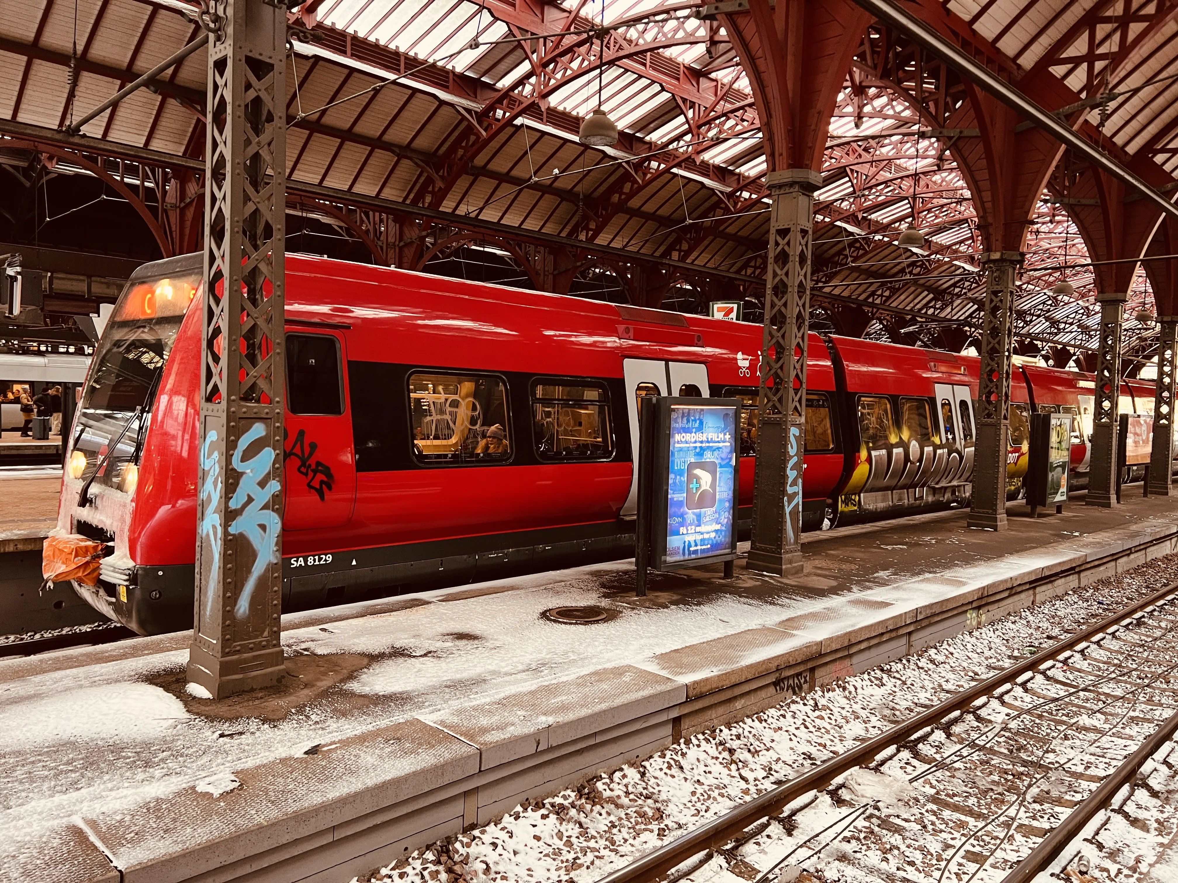 Billede af DSB SA 8129 fotograferet ud for København Hovedbanegård.