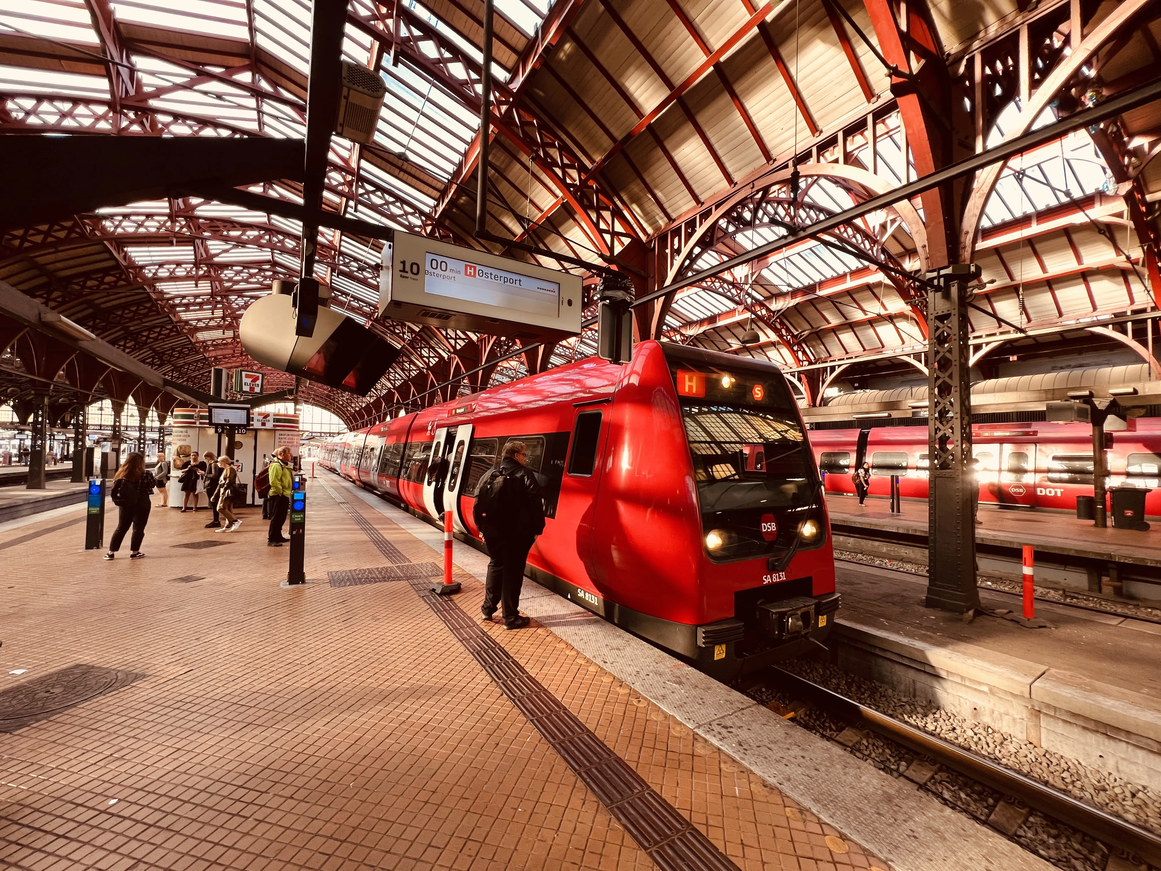 Billede af DSB SA 8131 fotograferet ud for København Hovedbanegård.