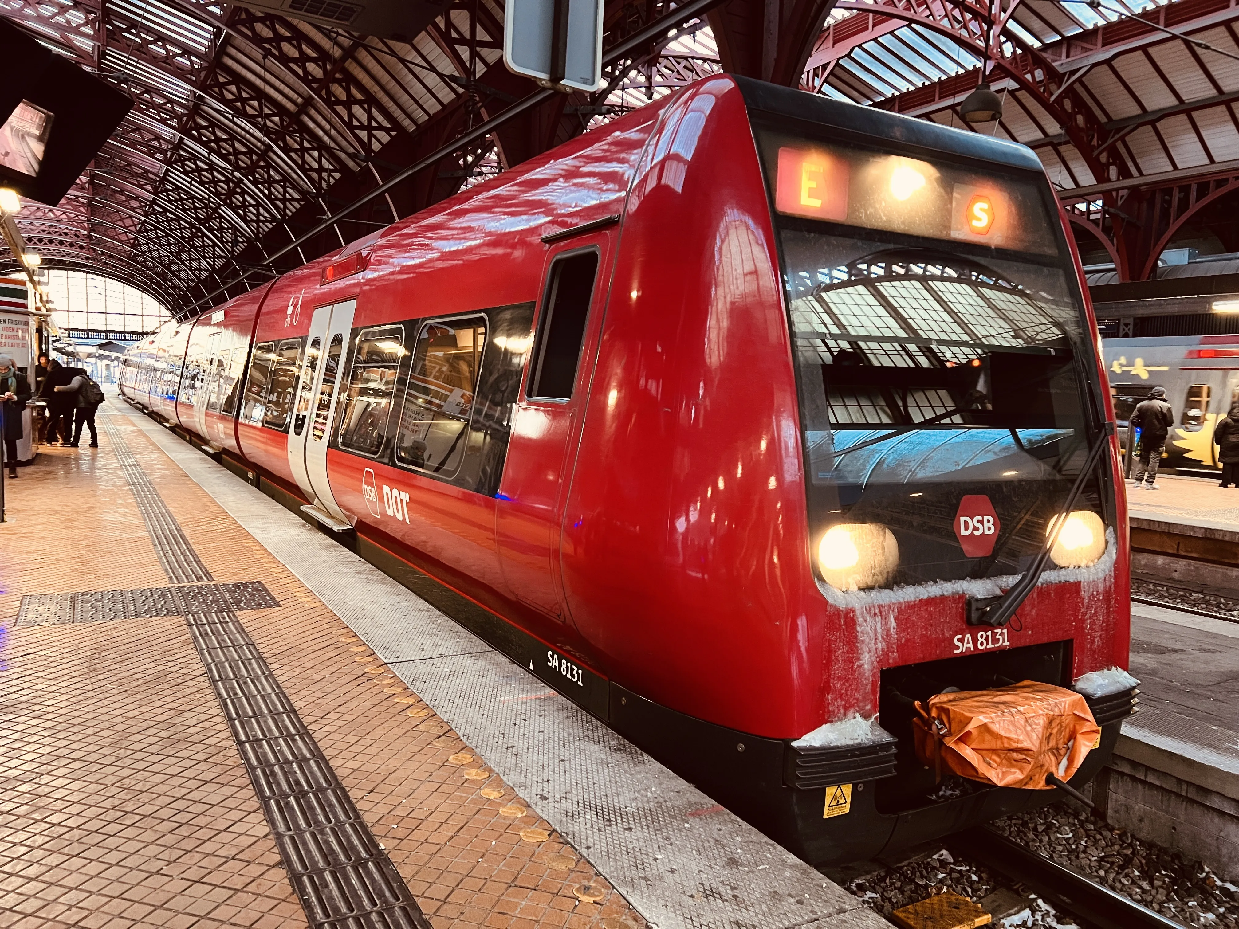 Billede af DSB SA 8131 fotograferet ud for København Hovedbanegård.