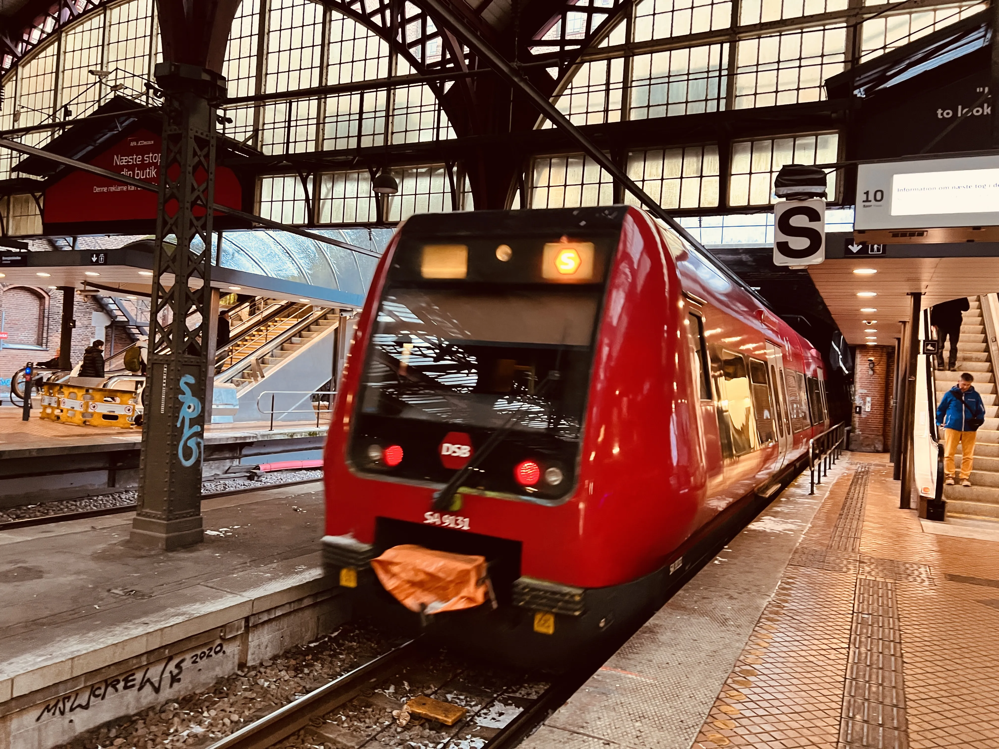 Billede af DSB SA 8131 fotograferet ud for København Hovedbanegård.