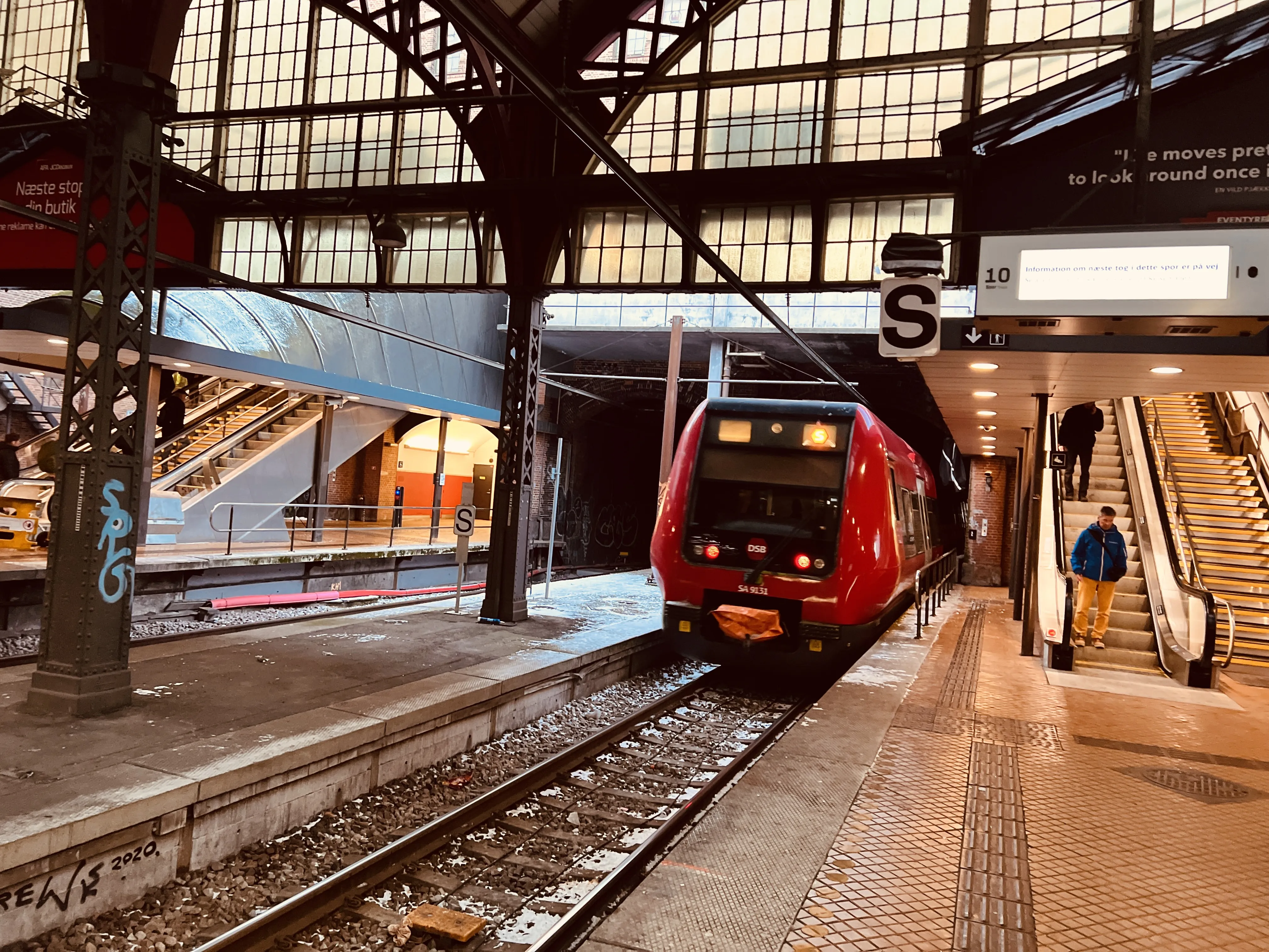 Billede af DSB SA 8131 fotograferet ud for København Hovedbanegård.