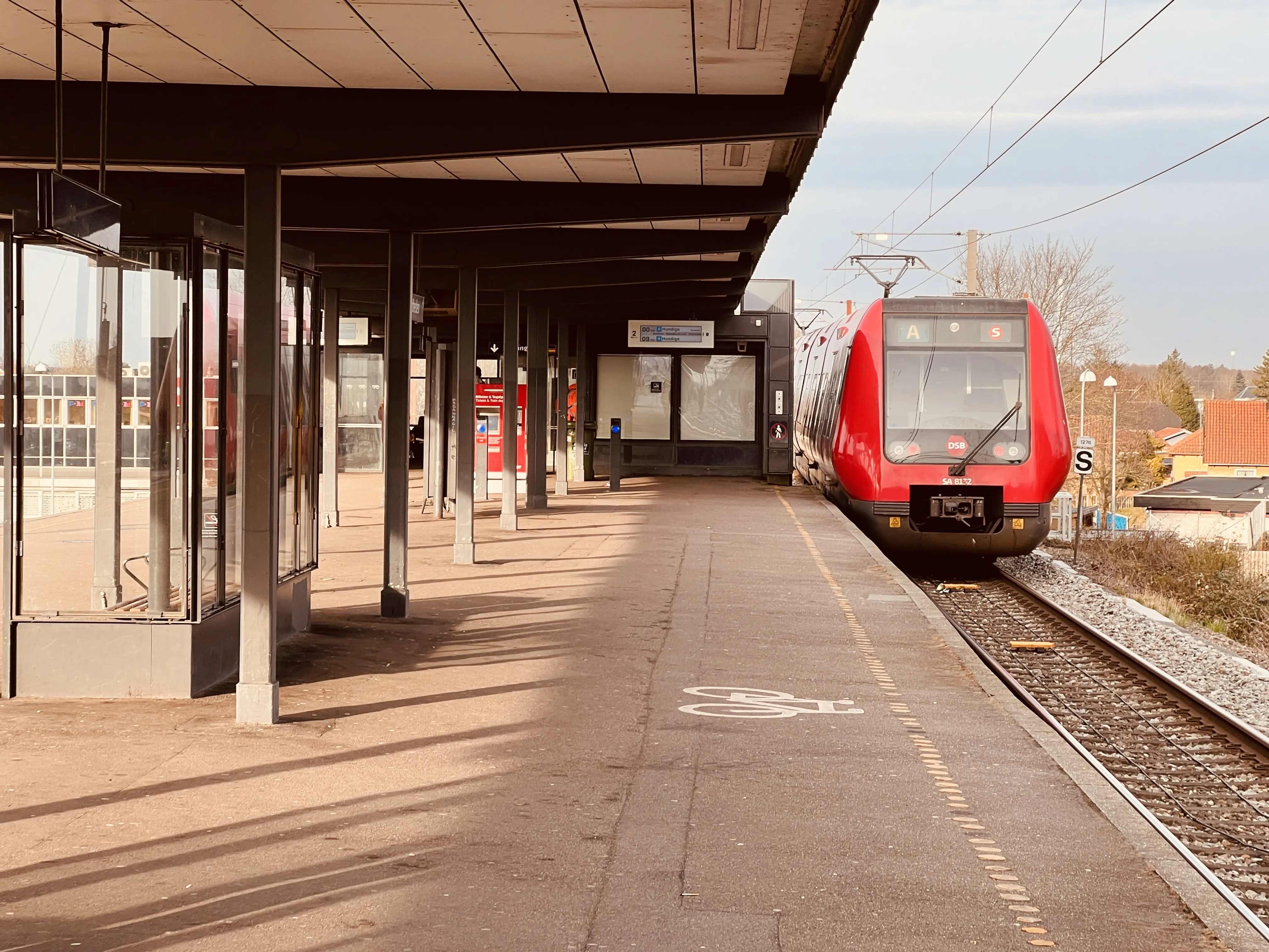 Billede af DSB SA 8132 fotograferet ud for Friheden S-togstrinbræt.