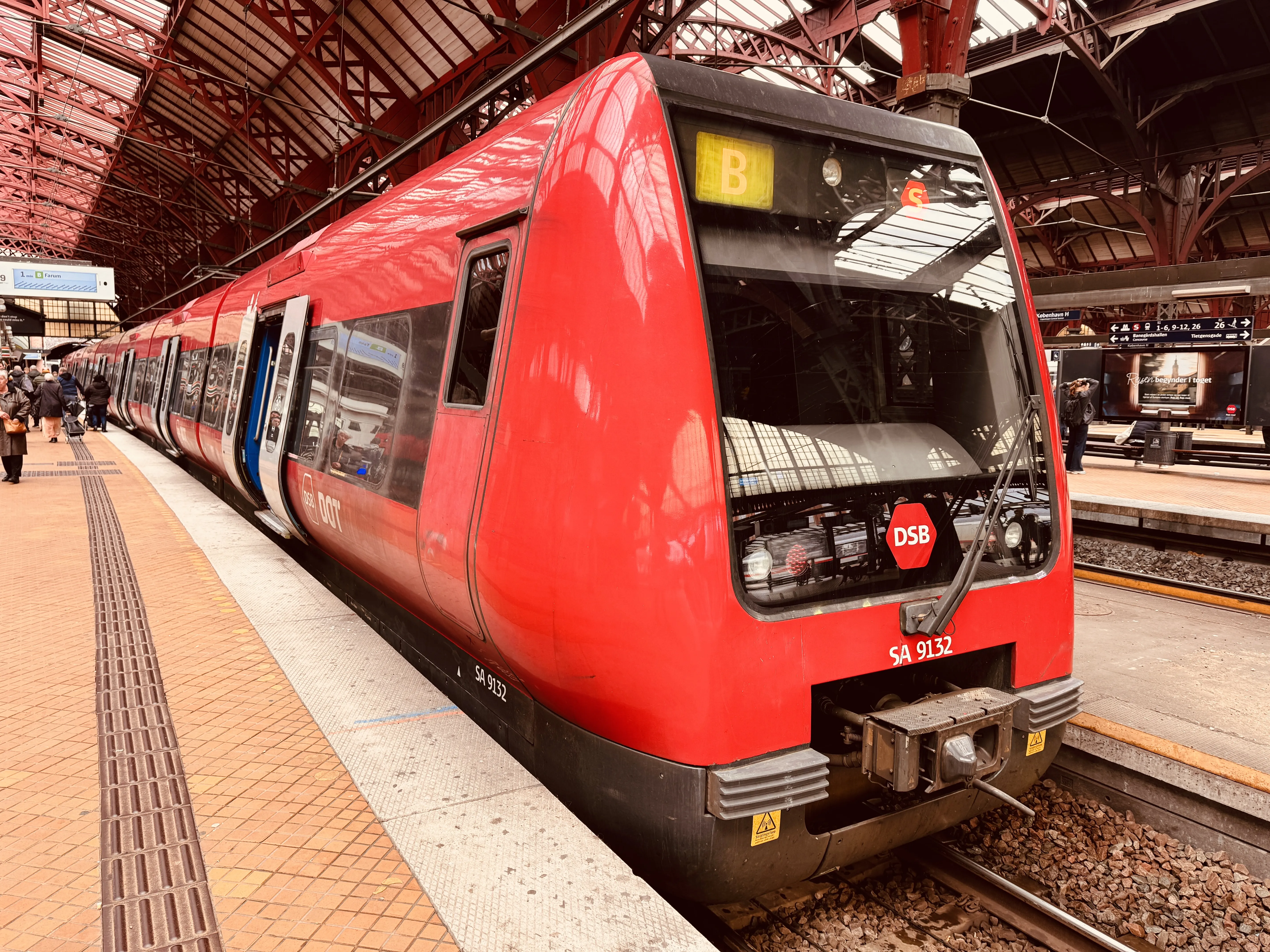 Billede af DSB SA 8132 fotograferet ud for København Hovedbanegård.