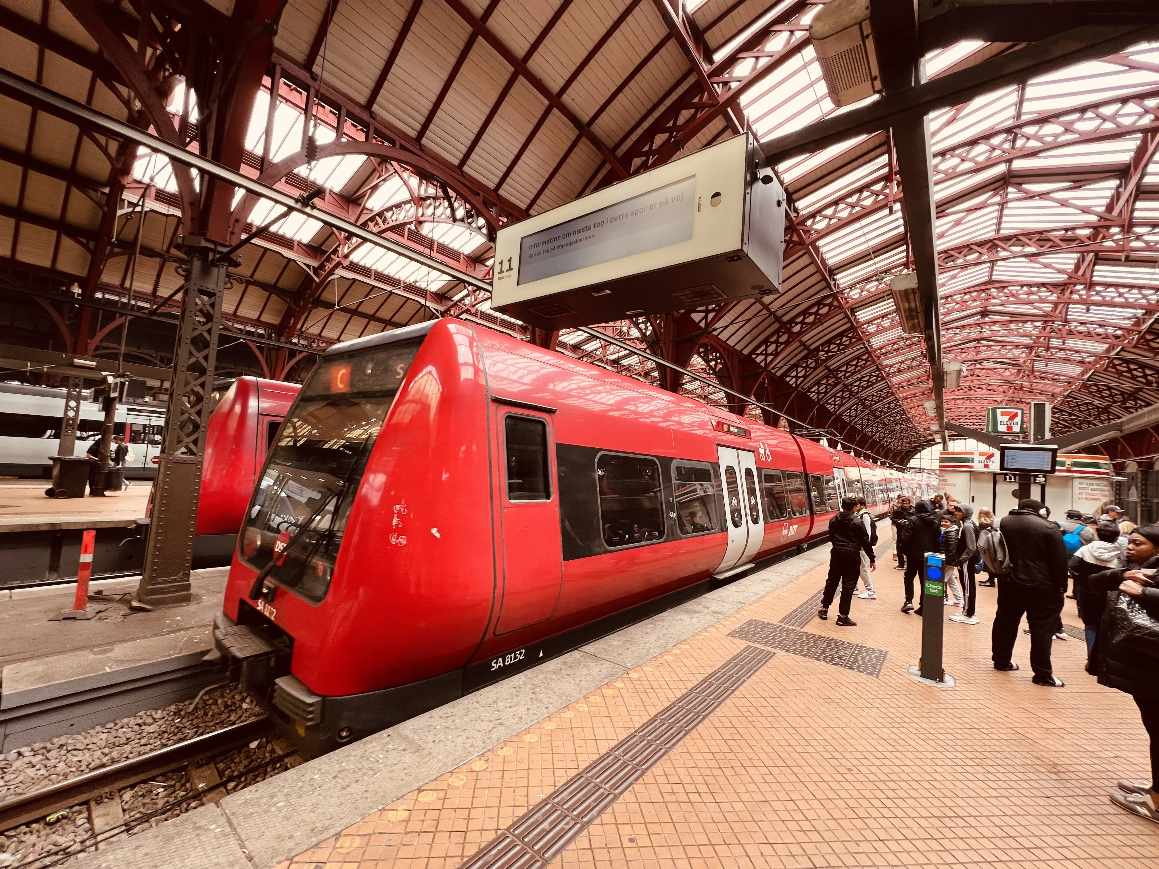 Billede af DSB SA 8132 fotograferet ud for København Hovedbanegård.