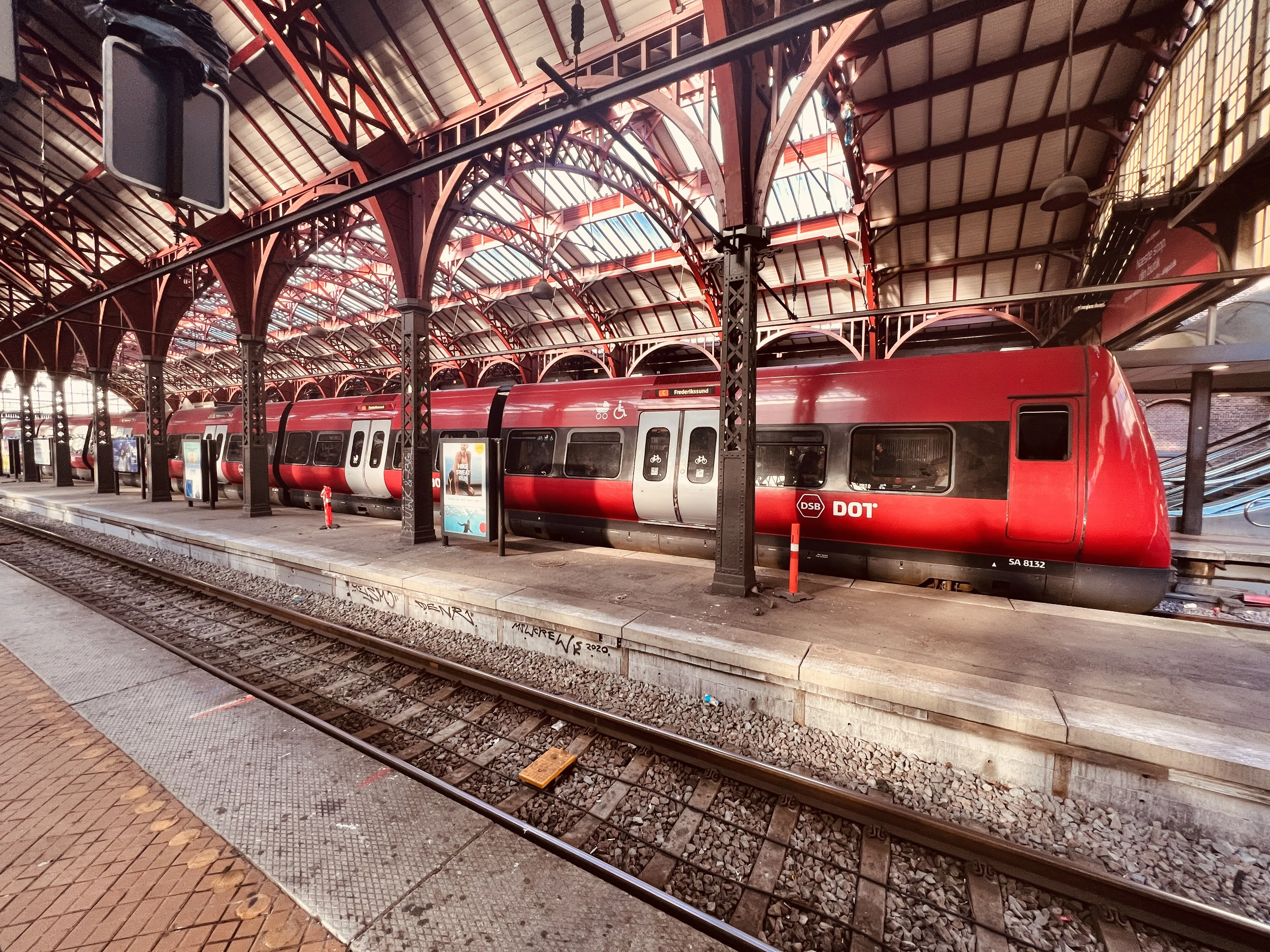 Billede af DSB SA 8132 fotograferet ud for København Hovedbanegård.