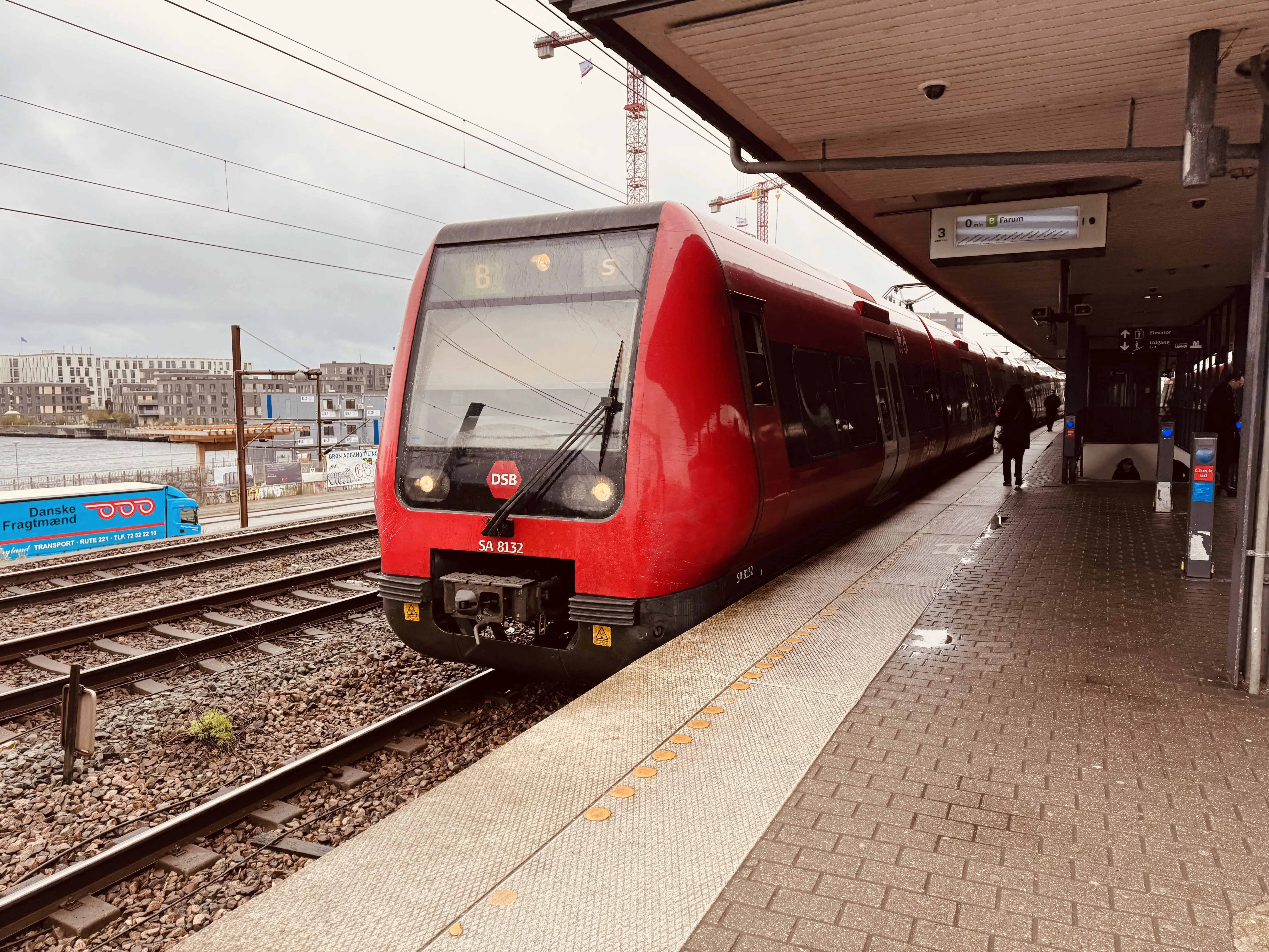 Billede af DSB SA 8132 fotograferet ud for Nordhavn S-togstrinbræt.