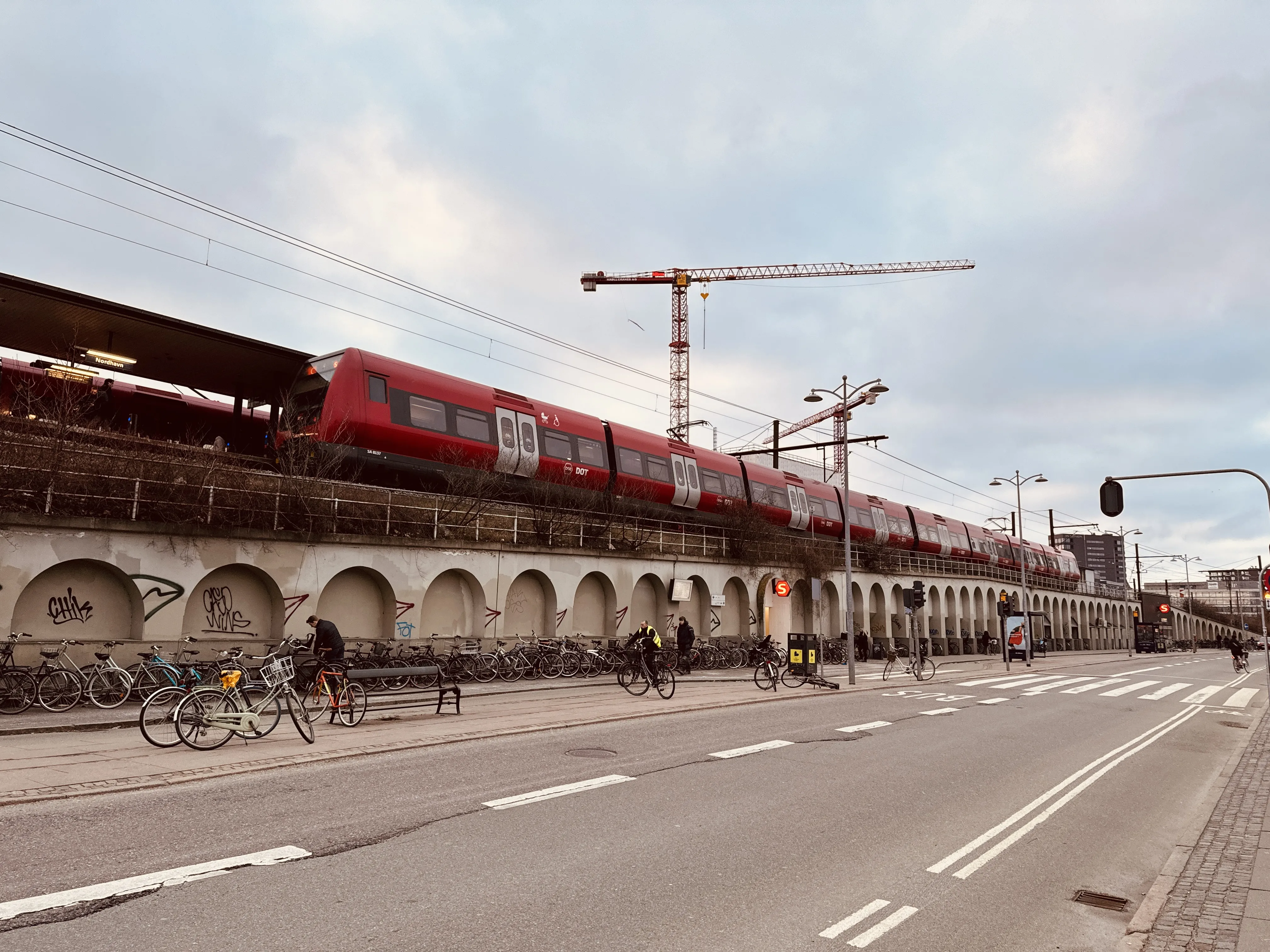 Billede af DSB SA 8137 fotograferet ud for Nordhavn S-togstrinbræt.