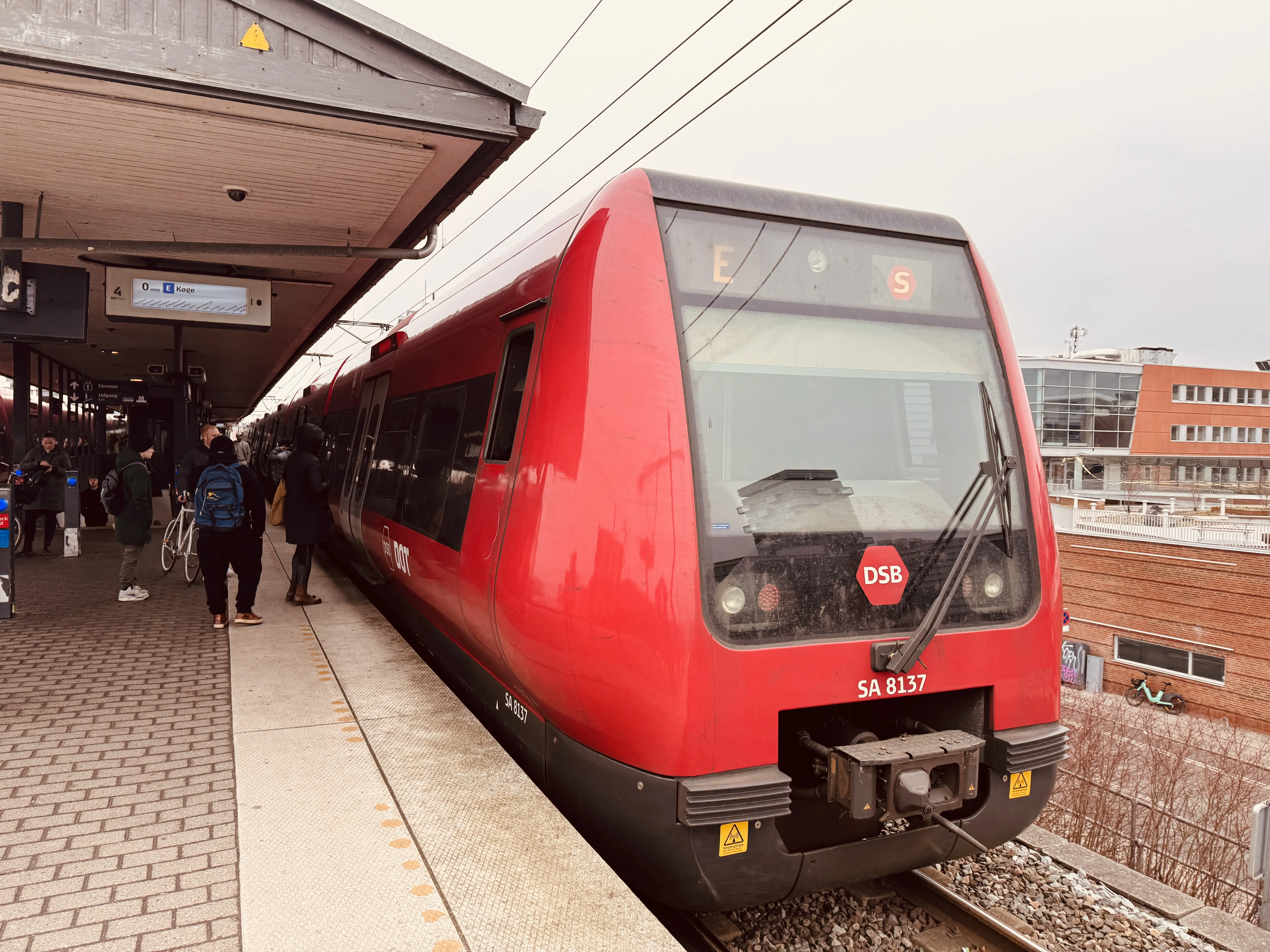 Billede af DSB SA 8137 fotograferet ud for Nordhavn S-togstrinbræt.