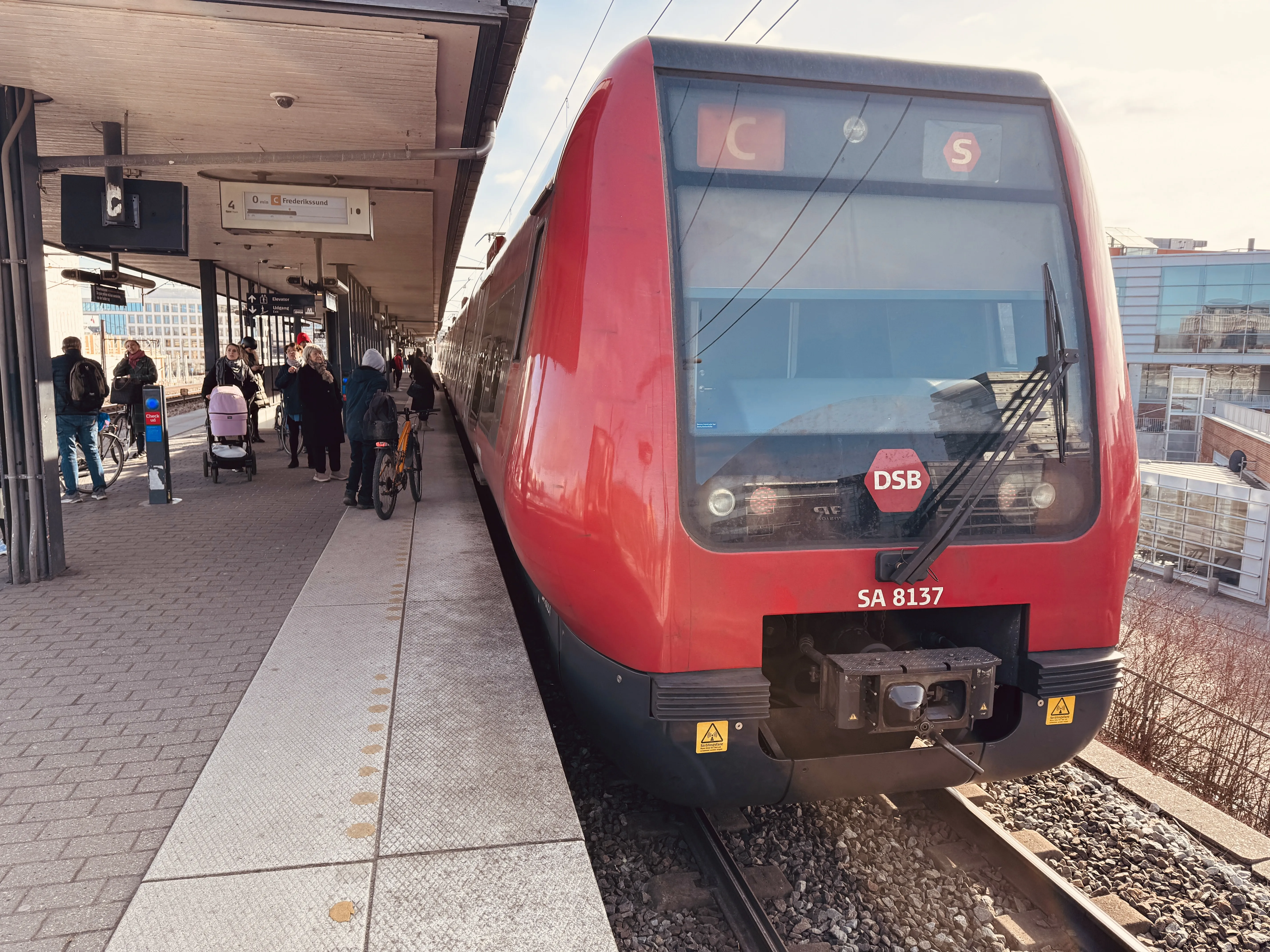 Billede af DSB SA 8137 fotograferet ud for Nordhavn S-togstrinbræt.