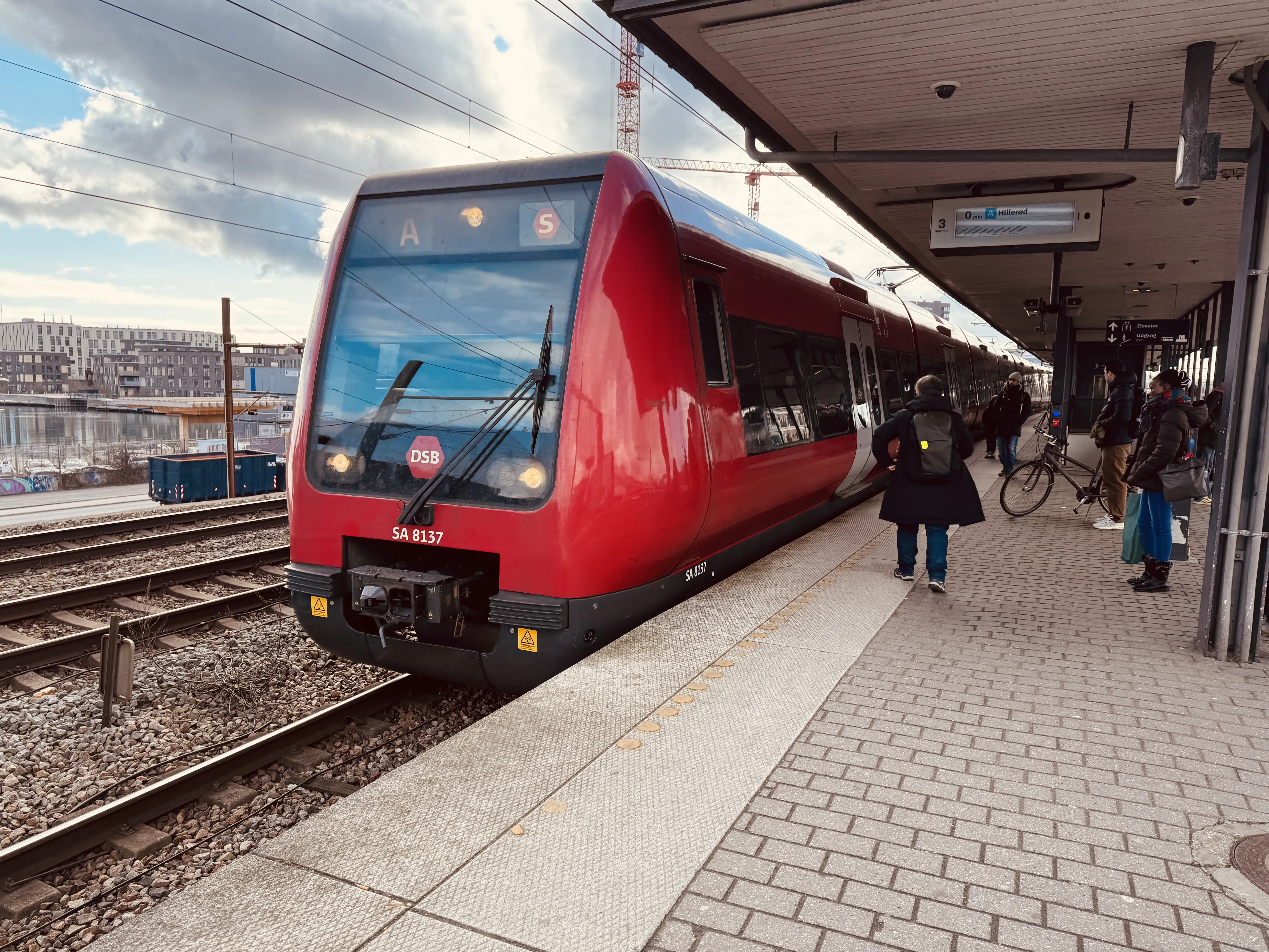 Billede af DSB SA 8137 fotograferet ud for Nordhavn S-togstrinbræt.