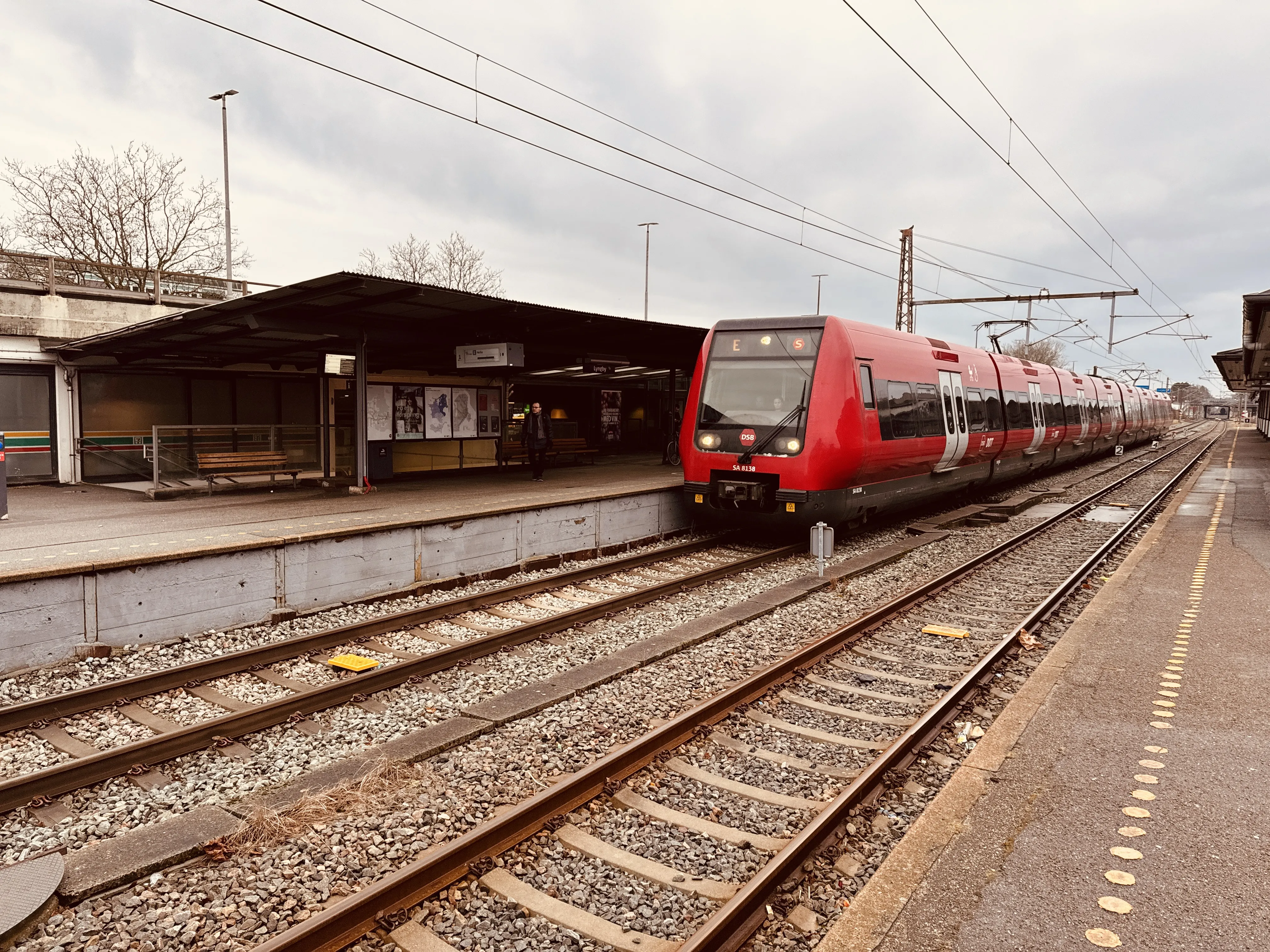 Billede af DSB SA 8138 fotograferet ud for Lyngby Station.