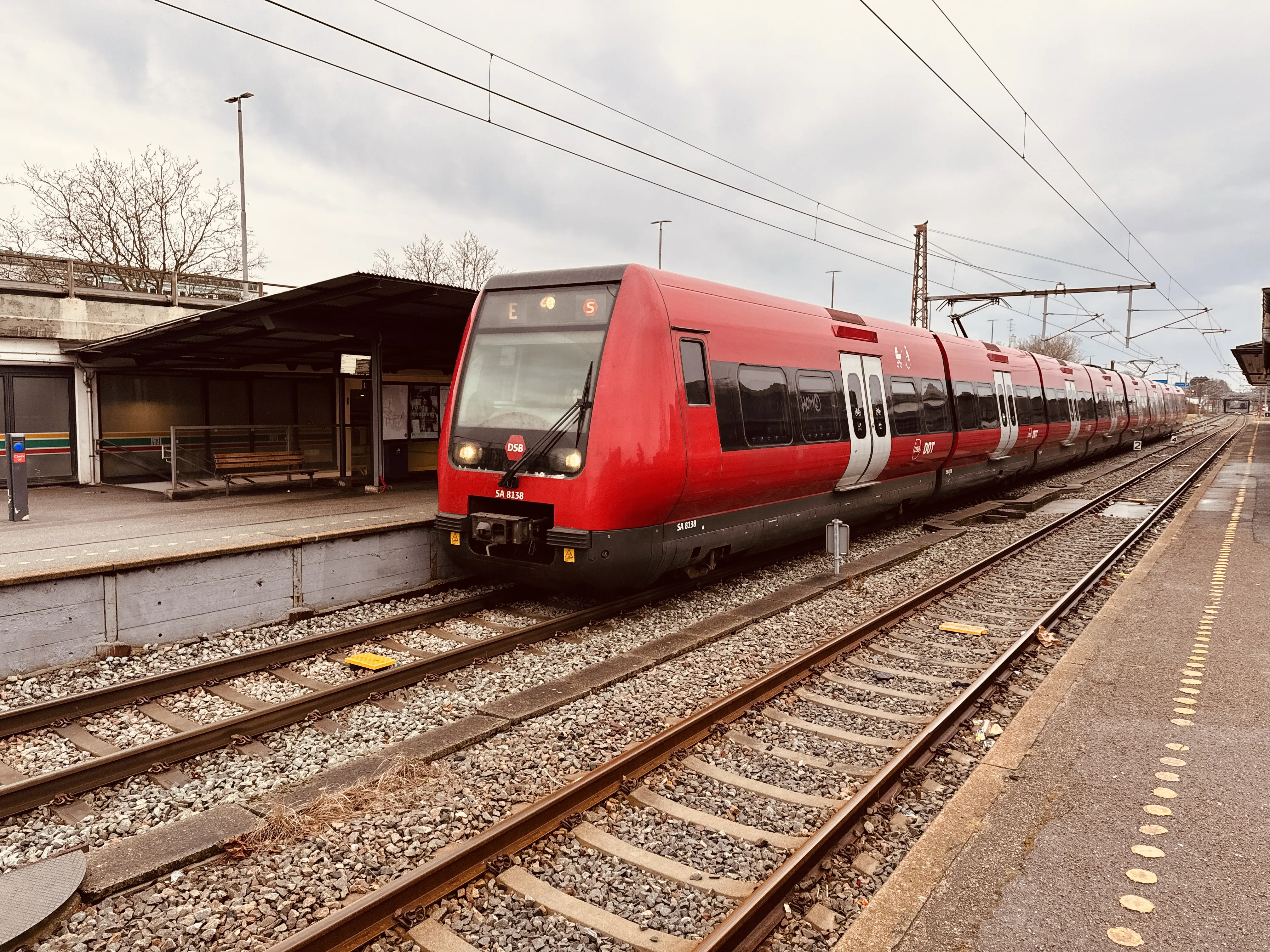Billede af DSB SA 8138 fotograferet ud for Lyngby Station.