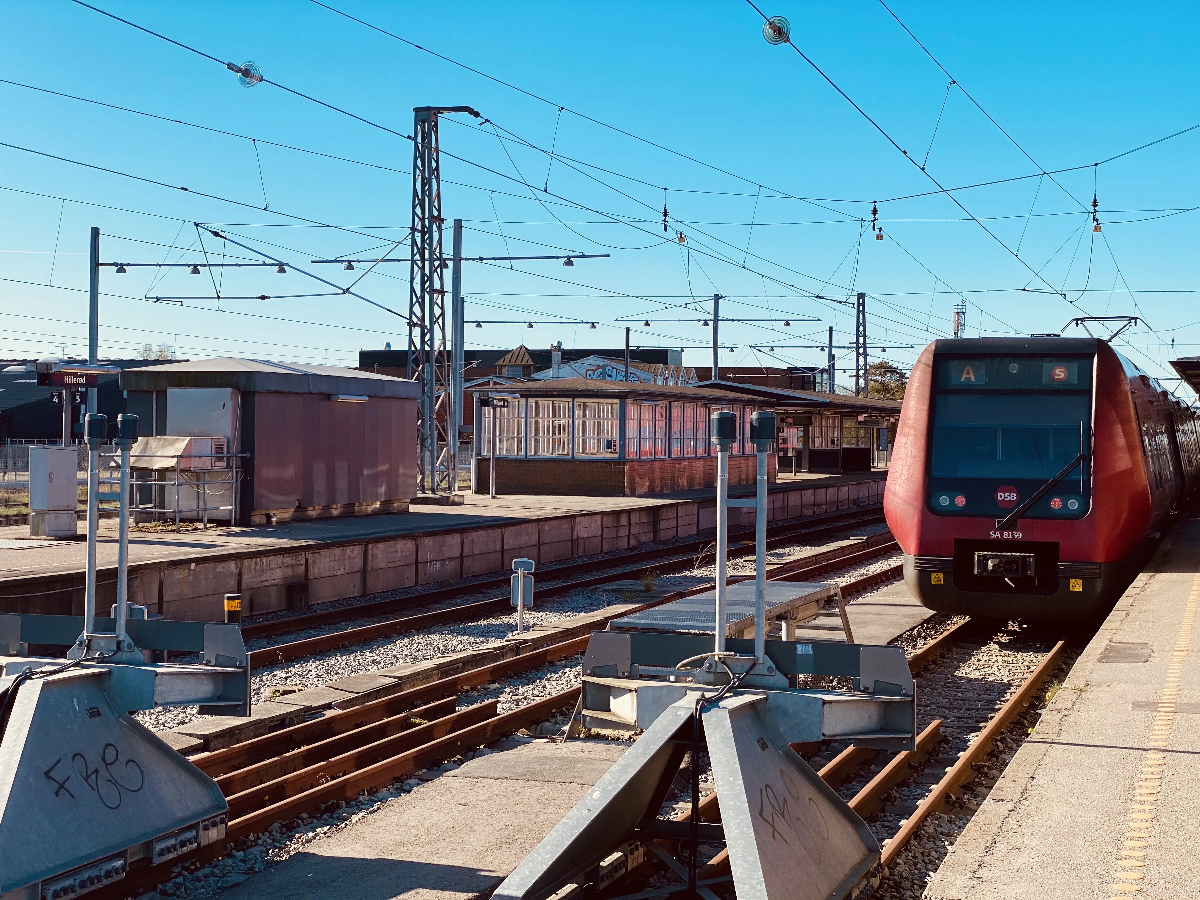 Billede af DSB SA 8139 fotograferet ud for Hillerød Station.